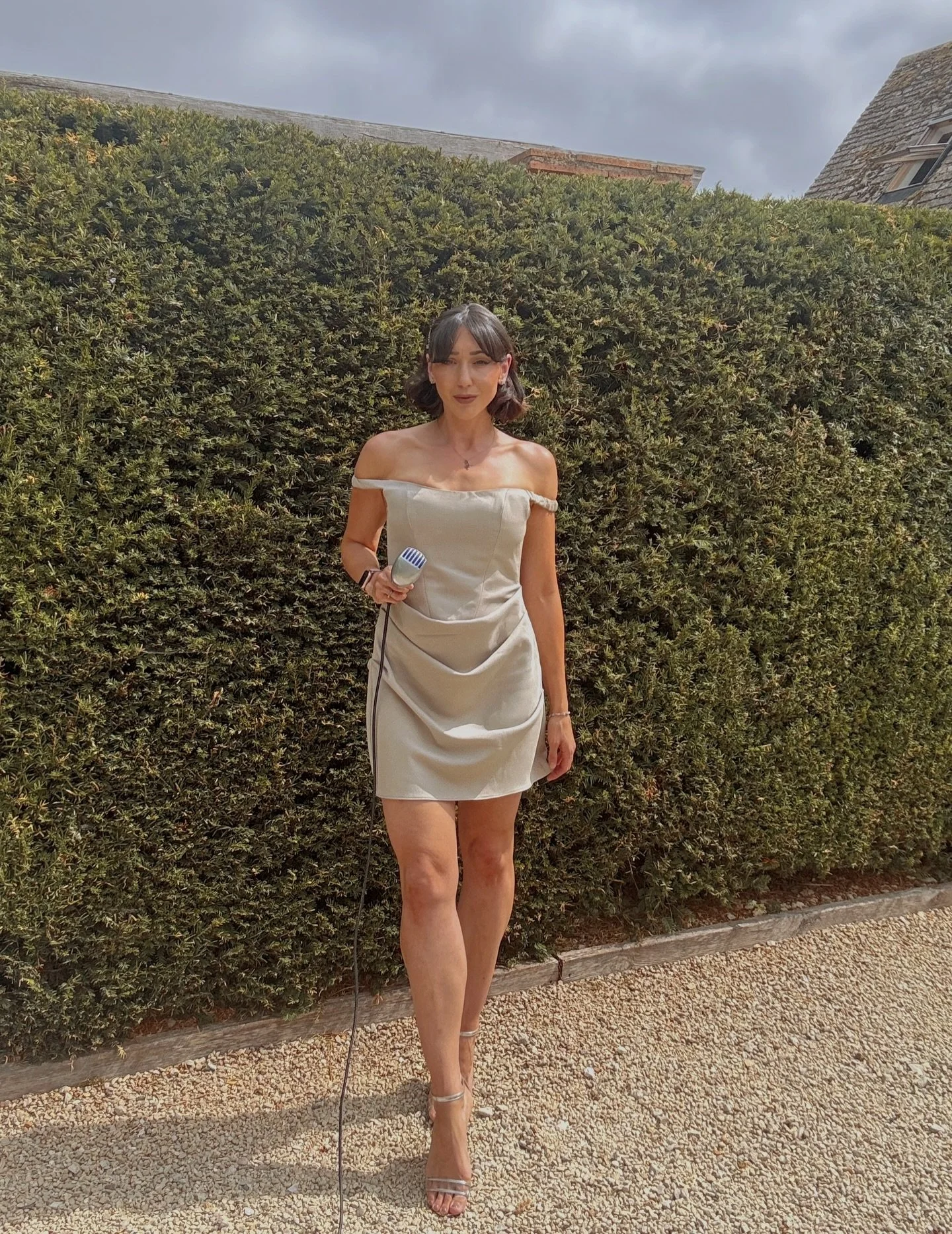 Ahh the beautiful summer weddings ☀️ 

Rip to those sunglasses 🕶️ this is the last place I remember having them 🙈

#weddingsinger #singer #vocalist #oxleazebarn #oxfordshireweddings #winterwedding #summerwedding #weddingentertainment