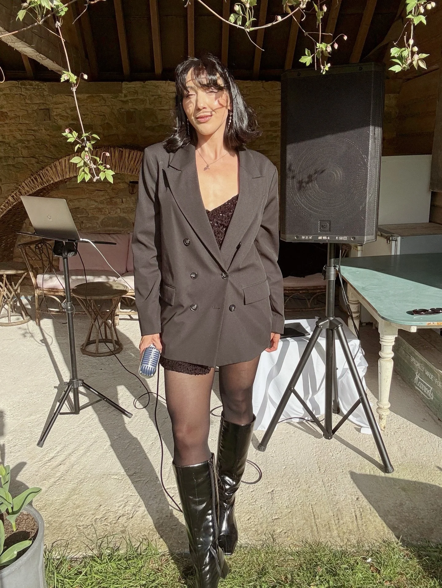 I had so much fun singing at a hen party on Saturday at @wildwoodbluebell glamping ⛺️ in the Cotswolds! I was part of the surprise for the bride, and it was such a great atmosphere 🎉 You can&rsquo;t go wrong with cocktails and music 🍸🍹🎶 

 📍@wil