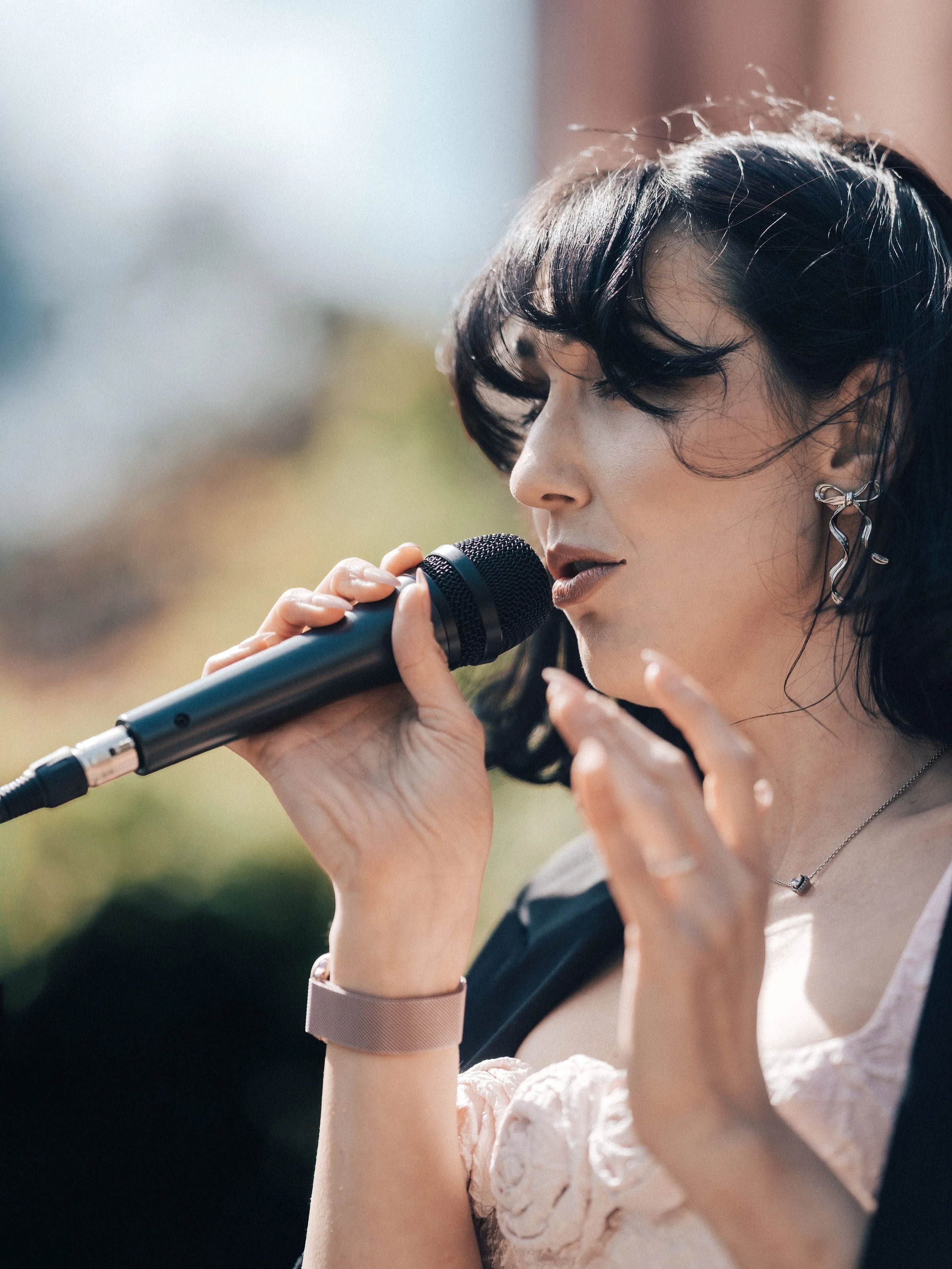 Absolutely love these photos 📸 Thank you @jamesfearphotography 😍💗

From the gorgeous wedding at @pauntley_court in gloucestershire a couple weeks ago!

#weddingsinger #weddingentertainment #cotswoldsweddingsinger #cotswoldswedding