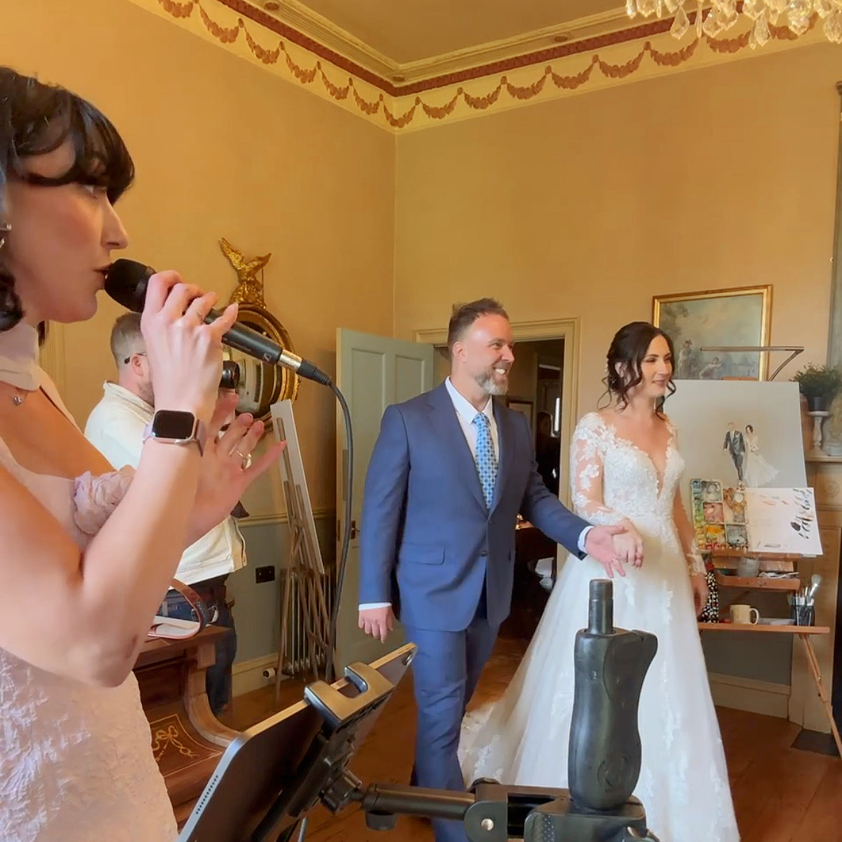 Lisa moini wedding singer during a wedding breakfast in Gloucestershire