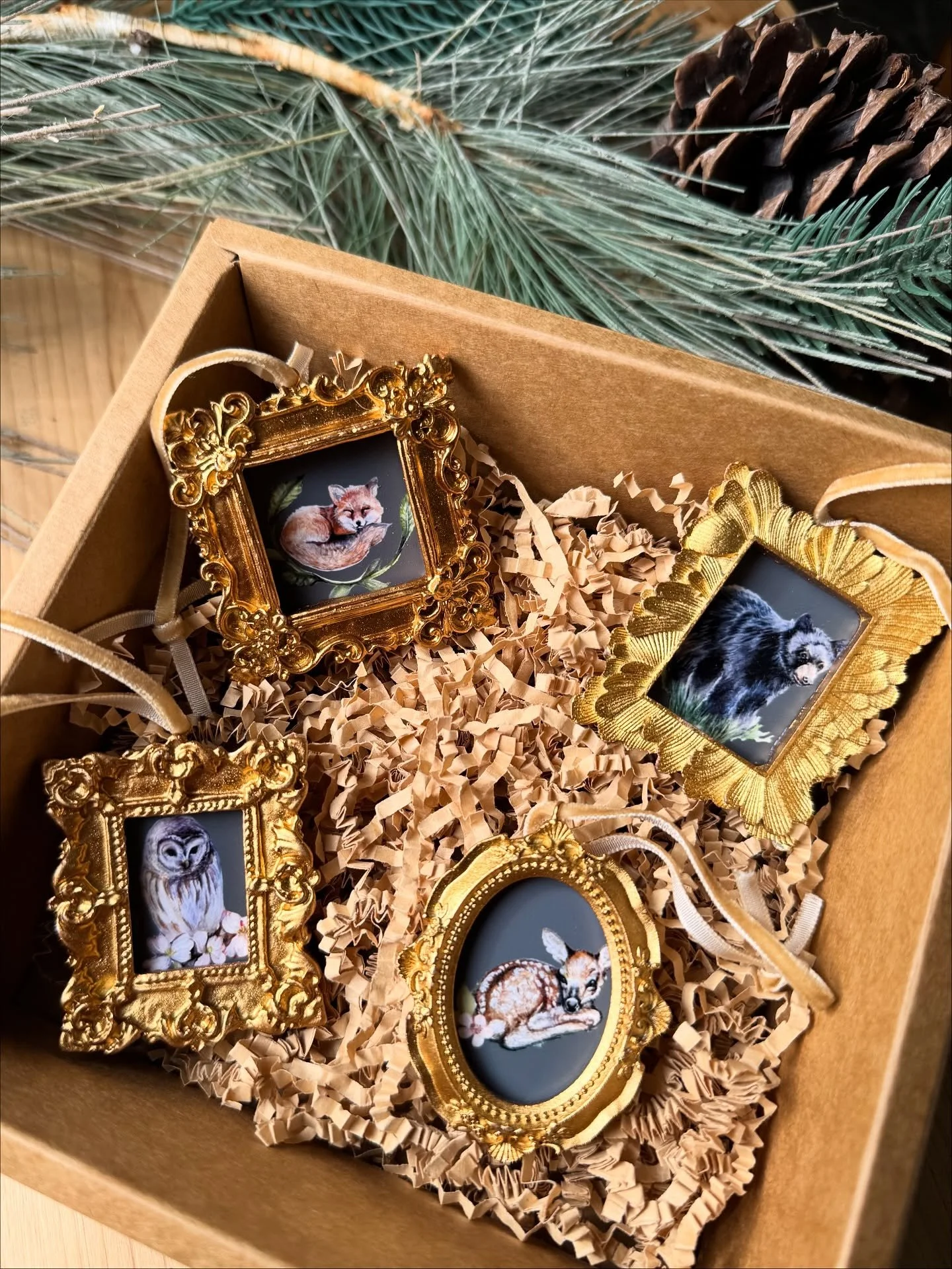 Next holiday gift set!
Miniature framed ornaments!
#miniatures #miniframes #ornaments #oldschoolhouseart #woodland