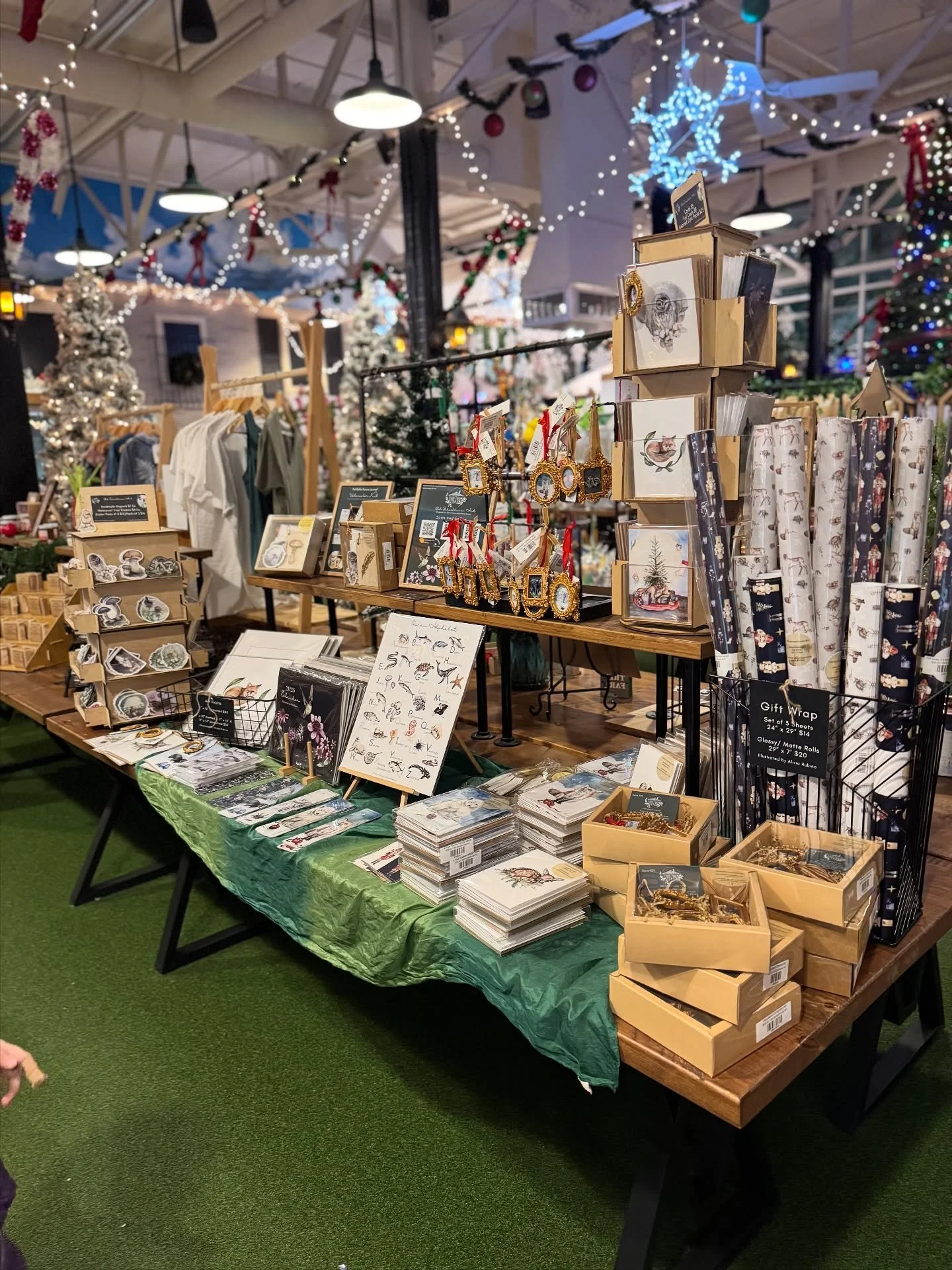 The booth is very well stocked @thebristolbazaarct! New card/ornament/gift tag bundles are ONLY available there. One of the polar bear bundles was out of there as soon as it hit the table!

#oldschoolhouseart #maker #artist #artretail #artwholesale #