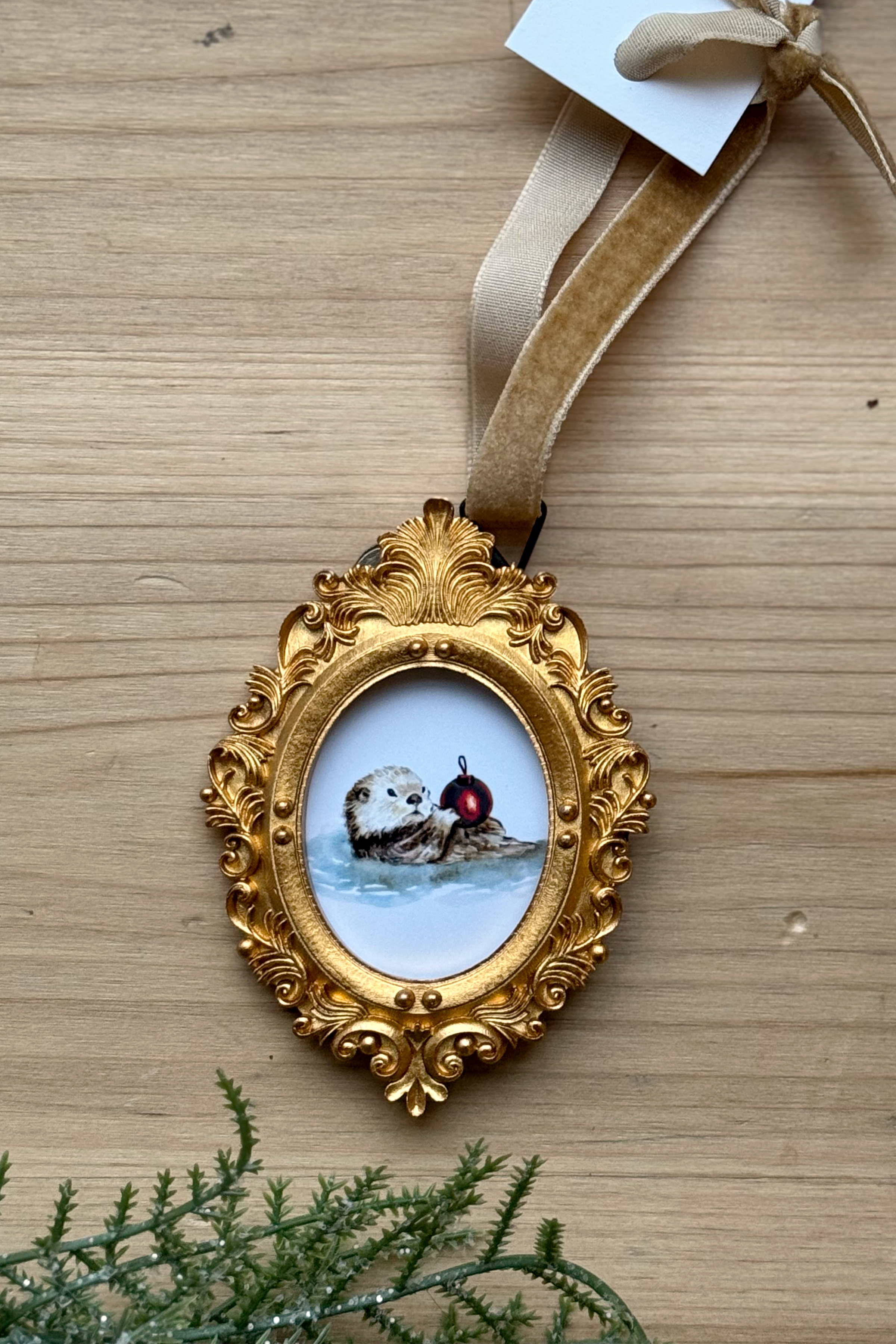 Sea Otter holding ornament.png