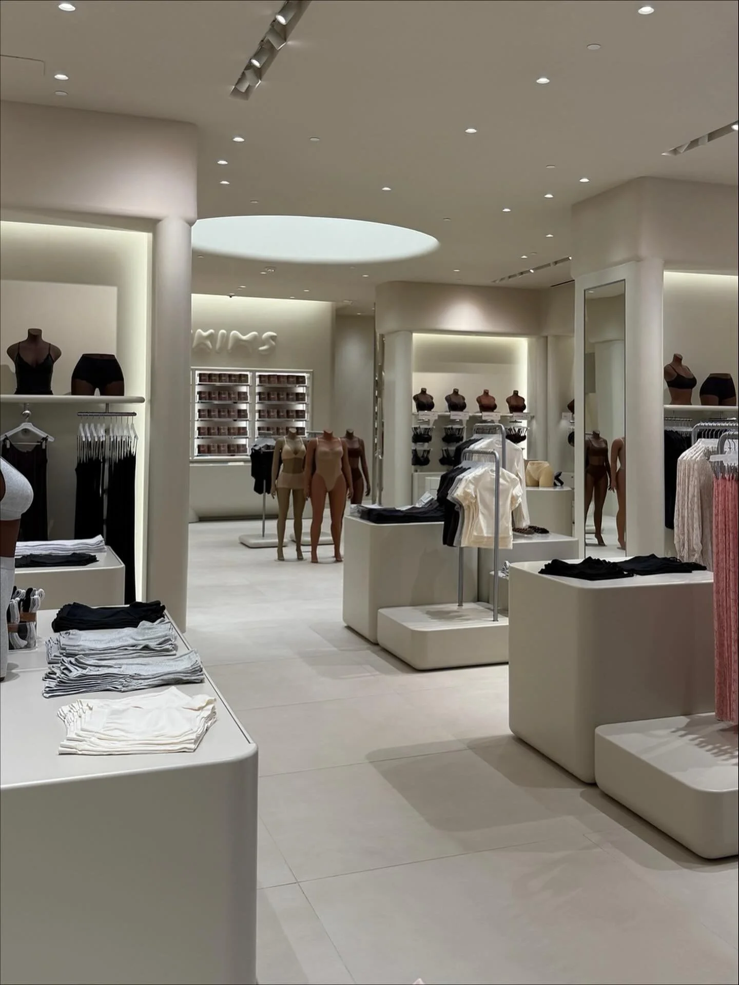 Just completed at The Forum Shops at Caesar&rsquo;s Palace. Skims first retail shop in Vegas. Congratulations to Atmosphere&rsquo;s Skims team!

#atmospheredesigngroup #luxuryretail #retailarchitecture #skims #lasvegasretail