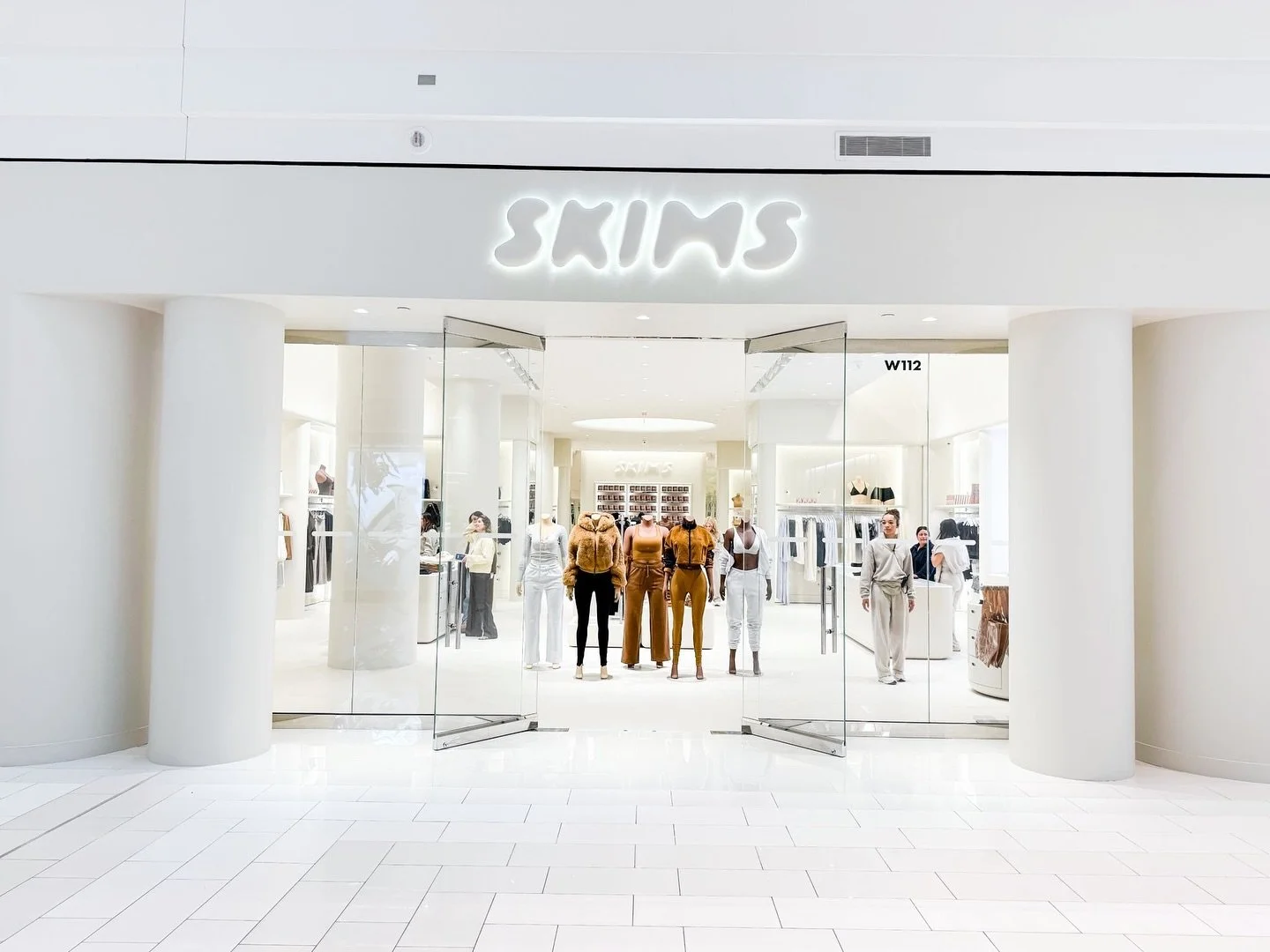 Kicking off our 2025 project recaps with a new client for us&hellip; @skims.

We helped bring 5️⃣ new stores to life this year, including their biggest yet &mdash;  8,000 sq ft located in the @mallofamerica.

Excited to keep building with this growin