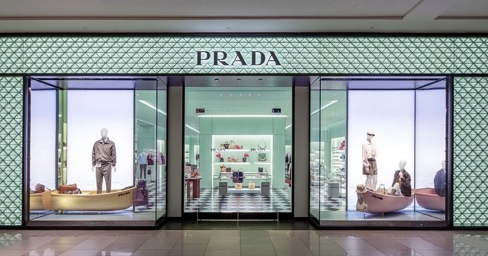 Up next in our 2025 project recap: @prada.

This year we partnered on three builds, including new boutiques at @aventuramall and @themallatmillenia in Orlando.

From Aventura&rsquo;s illuminated green fa&ccedil;ade and checkered marble floors to Orla