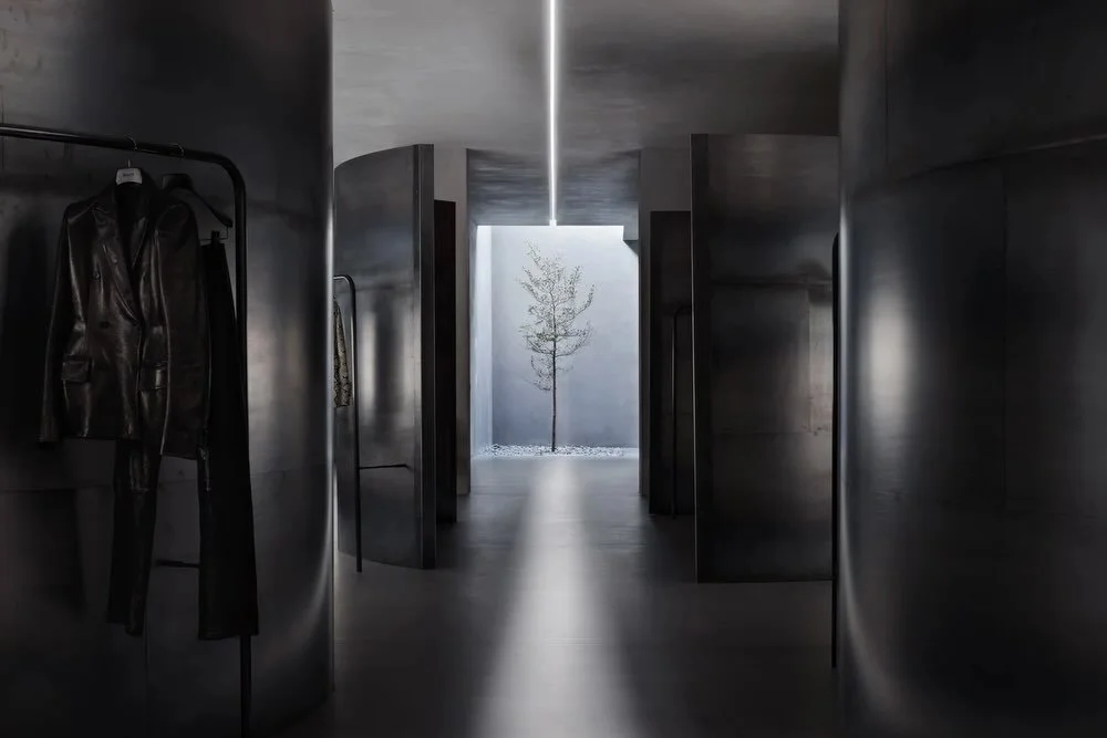 ADG revisits: Khaite

Late-February mood.
Gray skies.
Cement walls. Steel lines.

And an evergreen &ldquo;Shady Lady&rdquo; holding it down under the skylight on Mercer Street in New York City.

When the light hits, the texture takes over.

Completed