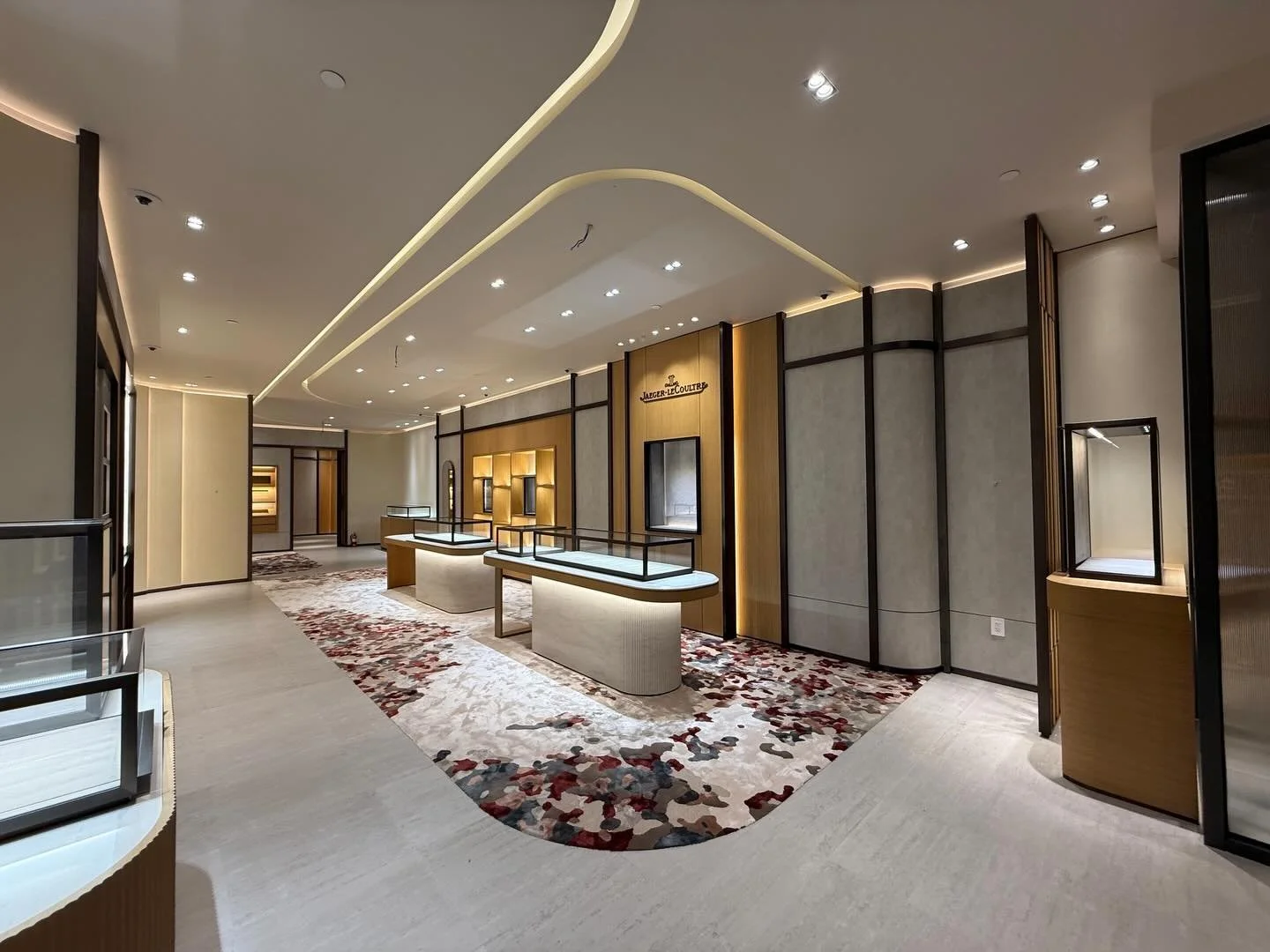 Finishing touches on our @jaegerlecoultre project at @southcoastplaza. Grateful for our continued partnership with @alainhirschconstructioncorp.
