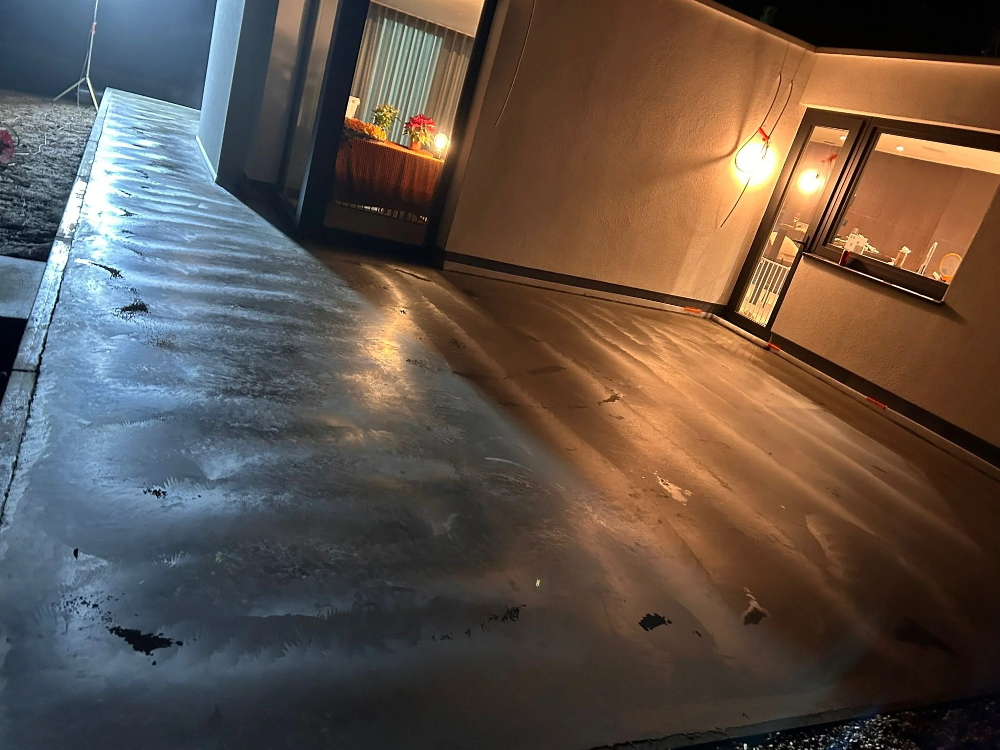 Een balkon met een bevroren vloer, een tafel met kerstdecoraties en bloemen, en een ramen met uitzicht in een kamer met warme verlichting.