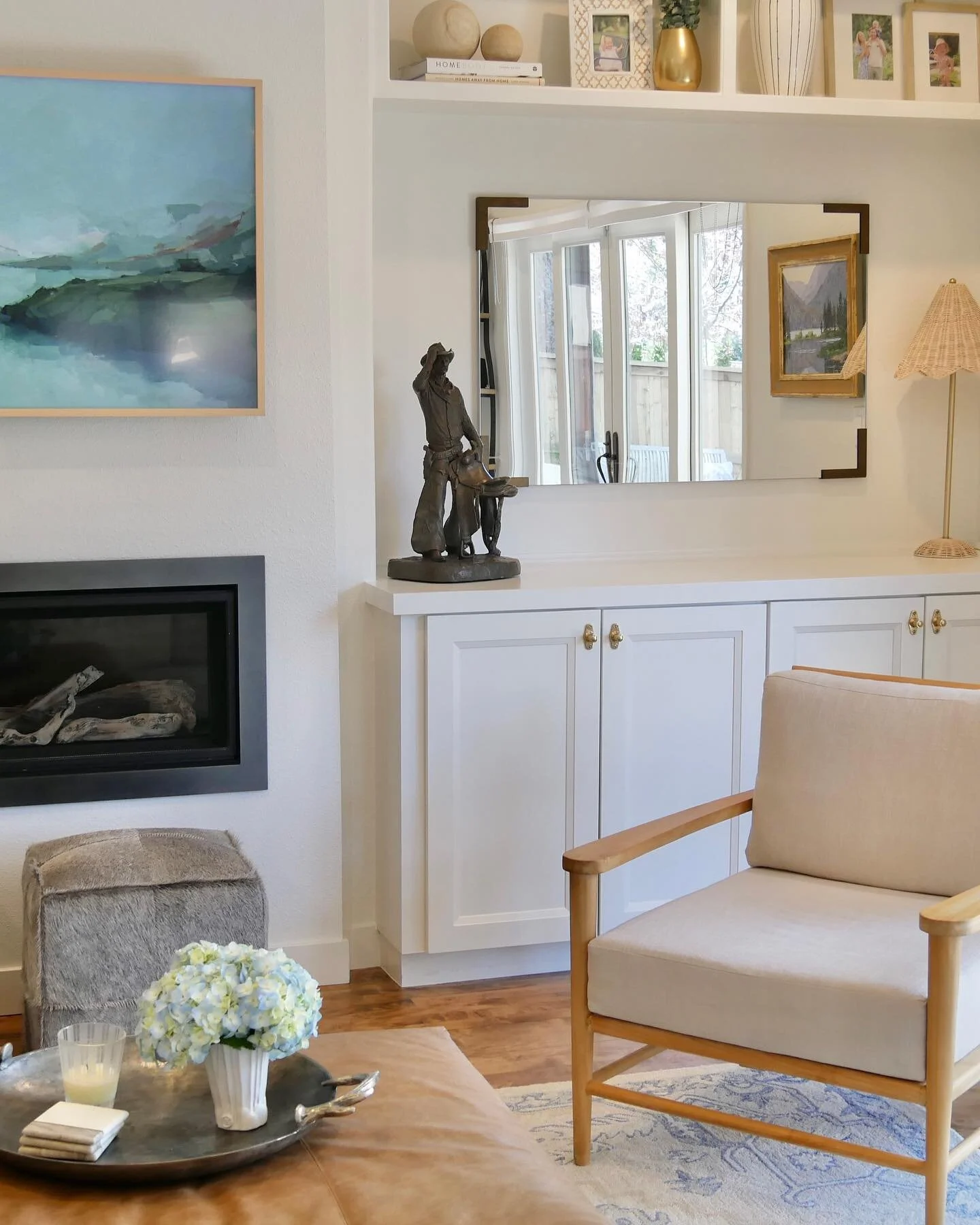Neutral hues with a blue accents 🤍 This inviting corner makes you want to put your feet up and stay awhile