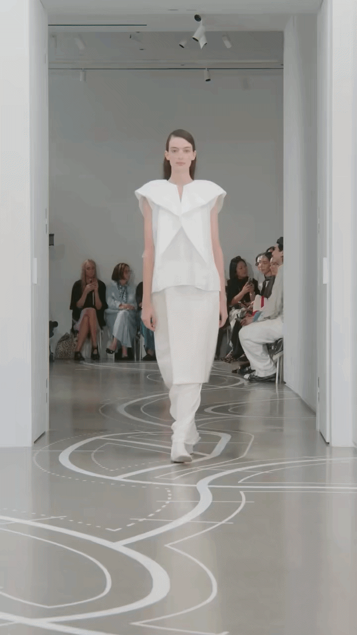 runway-ezgif.com-loop-count.gif