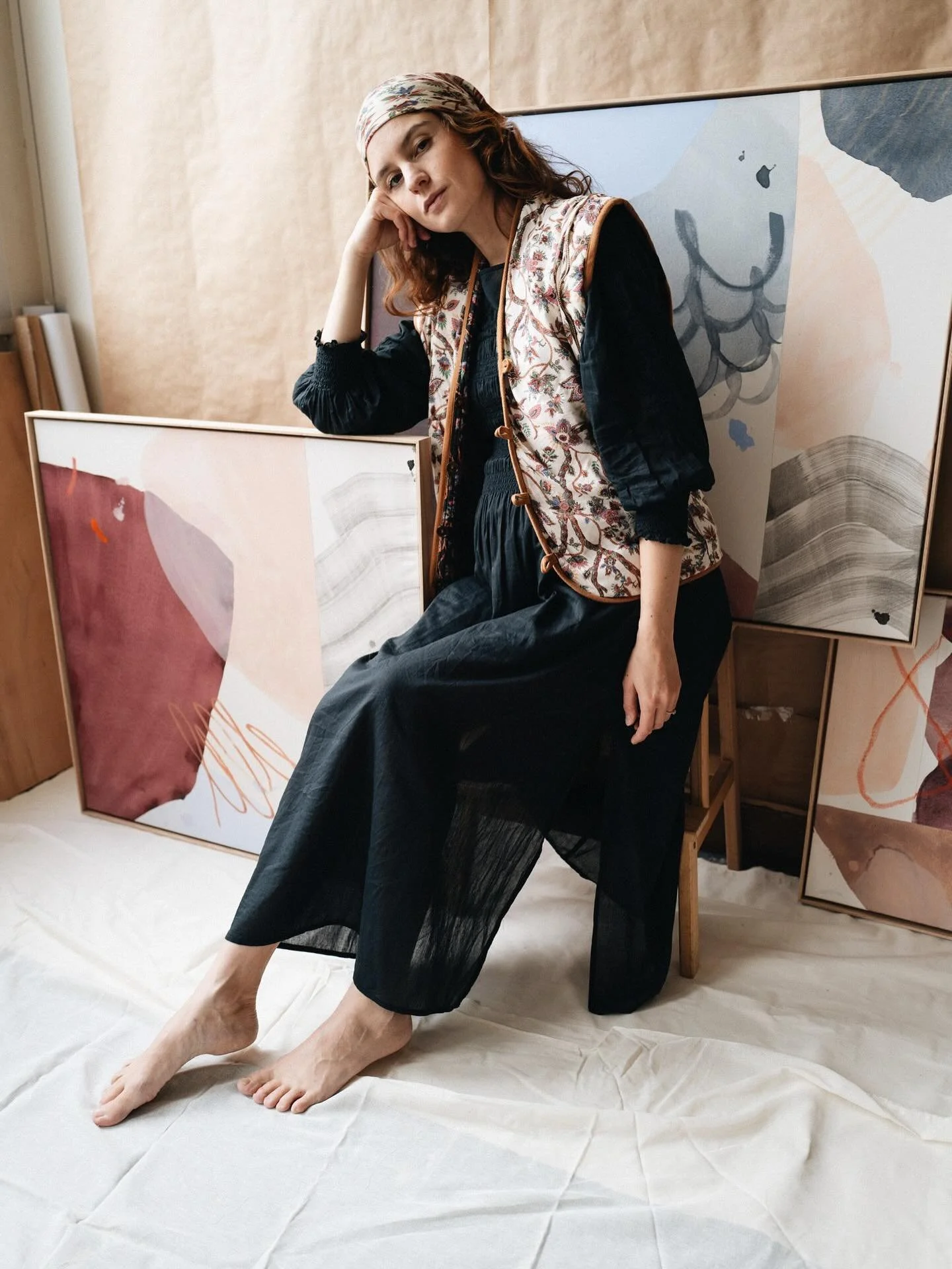 October in my Parisian studio 🍂🍁
As my belly grows round and autumn leaves turn to rust, a new series of paintings quietly takes shape.

Outfit @louisemisha 🤎

#artistmother #parisianartist #womanartist #frenchartist #abstractart #abstractartist