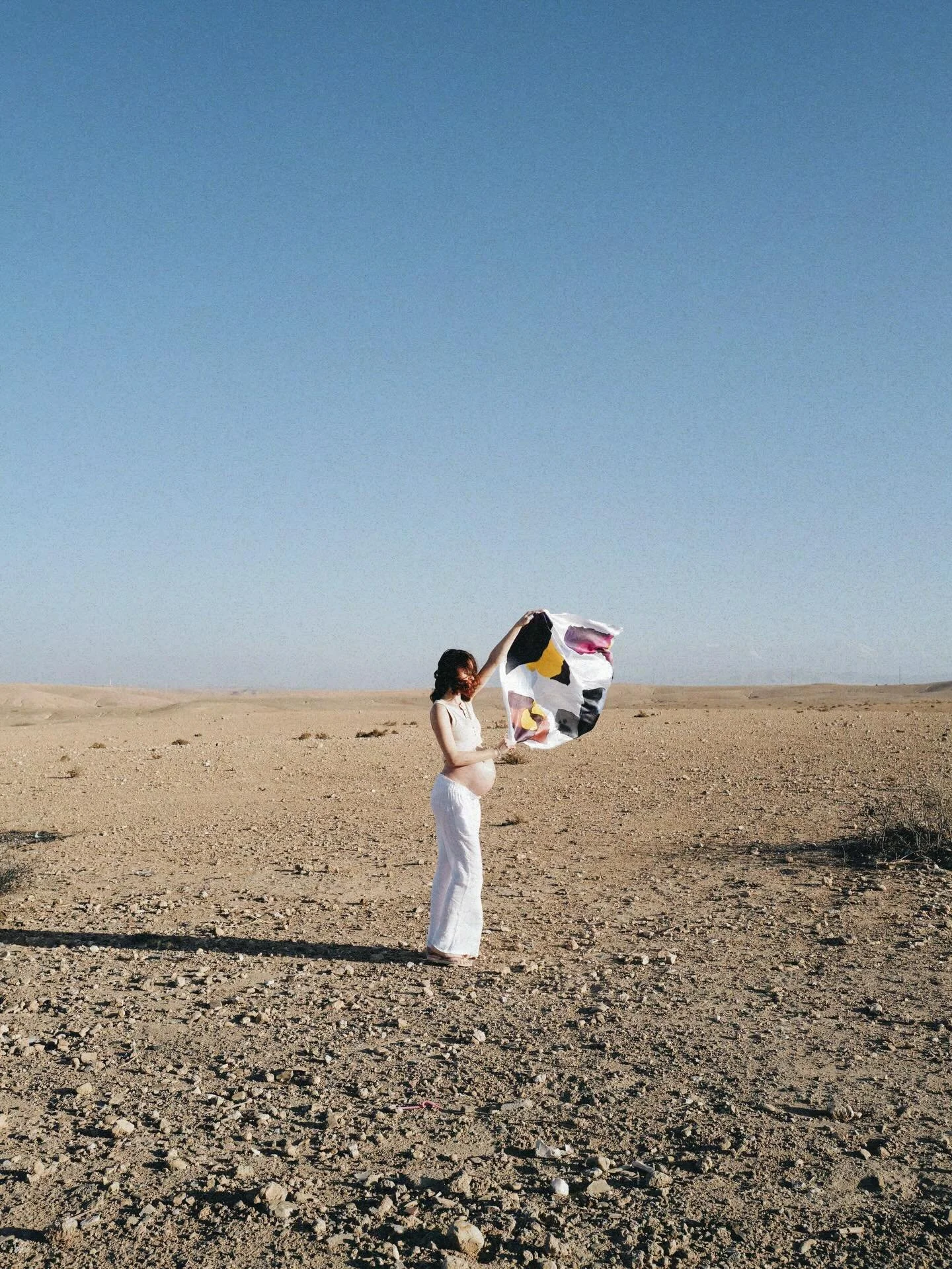 In the Morrocan desert with my painting on silk 🌵
35 weeks pregnant 🤰 

#artistlife #traveller #desert #outdoorstudio #artistmama