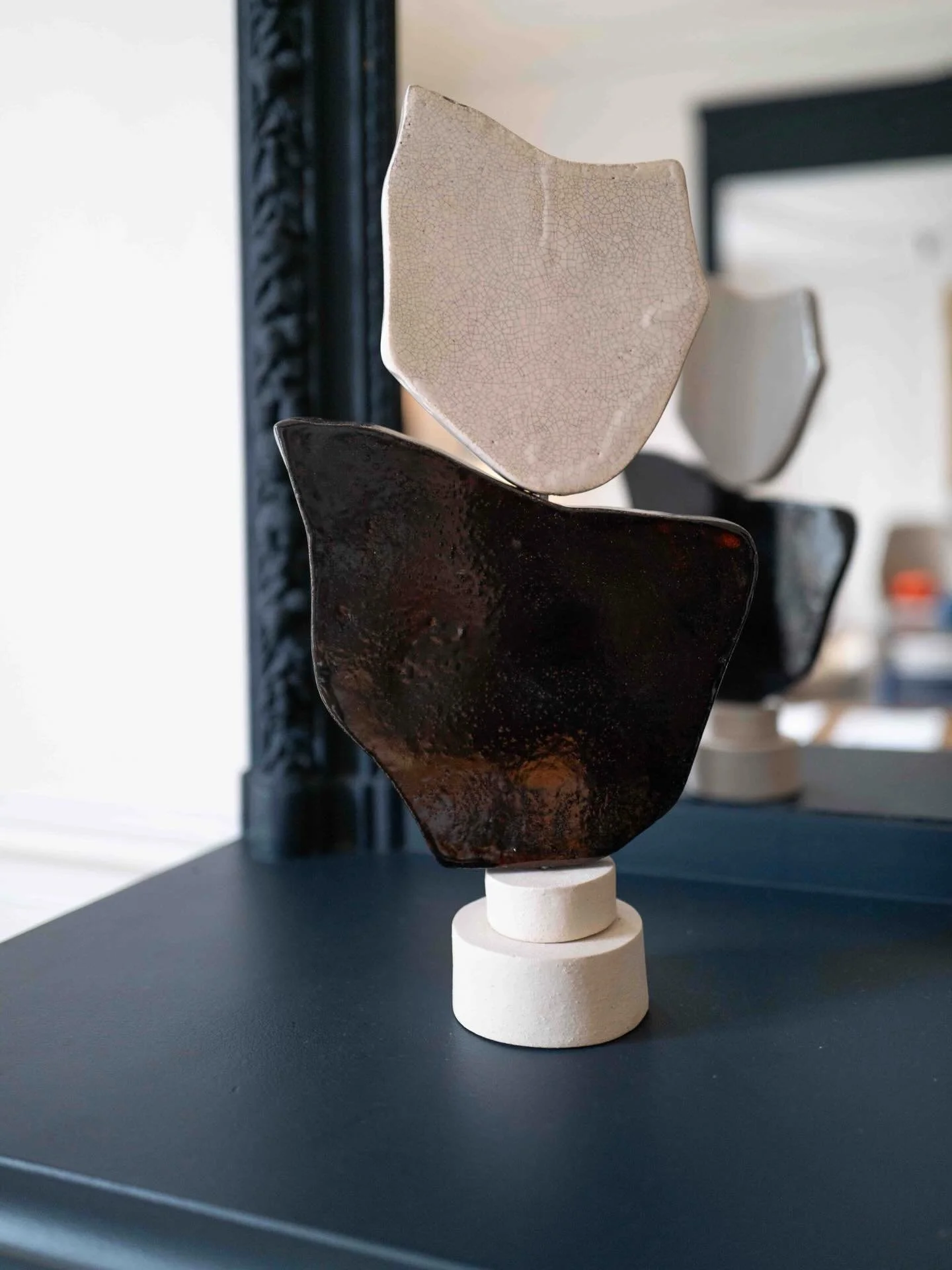 J&rsquo;ai la joie de vous pr&eacute;senter mes toutes premi&egrave;res sculptures en c&eacute;ramique, initi&eacute;es en septembre dernier.
Ces pi&egrave;ces en terre chamott&eacute;e s&rsquo;inspirent des formes organiques pr&eacute;sentes dans me