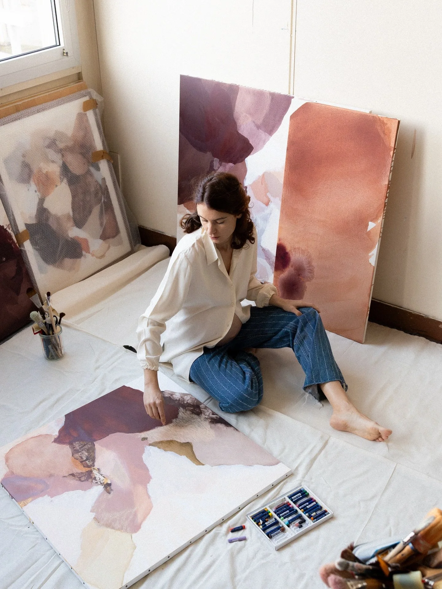 Les derniers instants dans mon atelier du 5eme arrondissement de Paris, immortalis&eacute;s par @les.jours.meilleurs 🤍
C&rsquo;est s&ucirc;r, cet atelier va me manquer ainsi que les deux supers artistes avec qui je le partageais ! Mais une nouvelle 