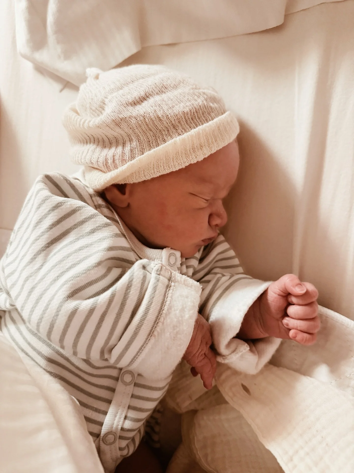 Arlo 💙
Les premiers jours &agrave; la maternit&eacute; 🥹📸

Au sommet d&rsquo;un paysage doux et enneig&eacute;, une petite pr&eacute;sence a tout chang&eacute;.
Arlo est n&eacute; en ce lundi 5 janvier 2026.
Son pr&eacute;nom &eacute;voque la coll