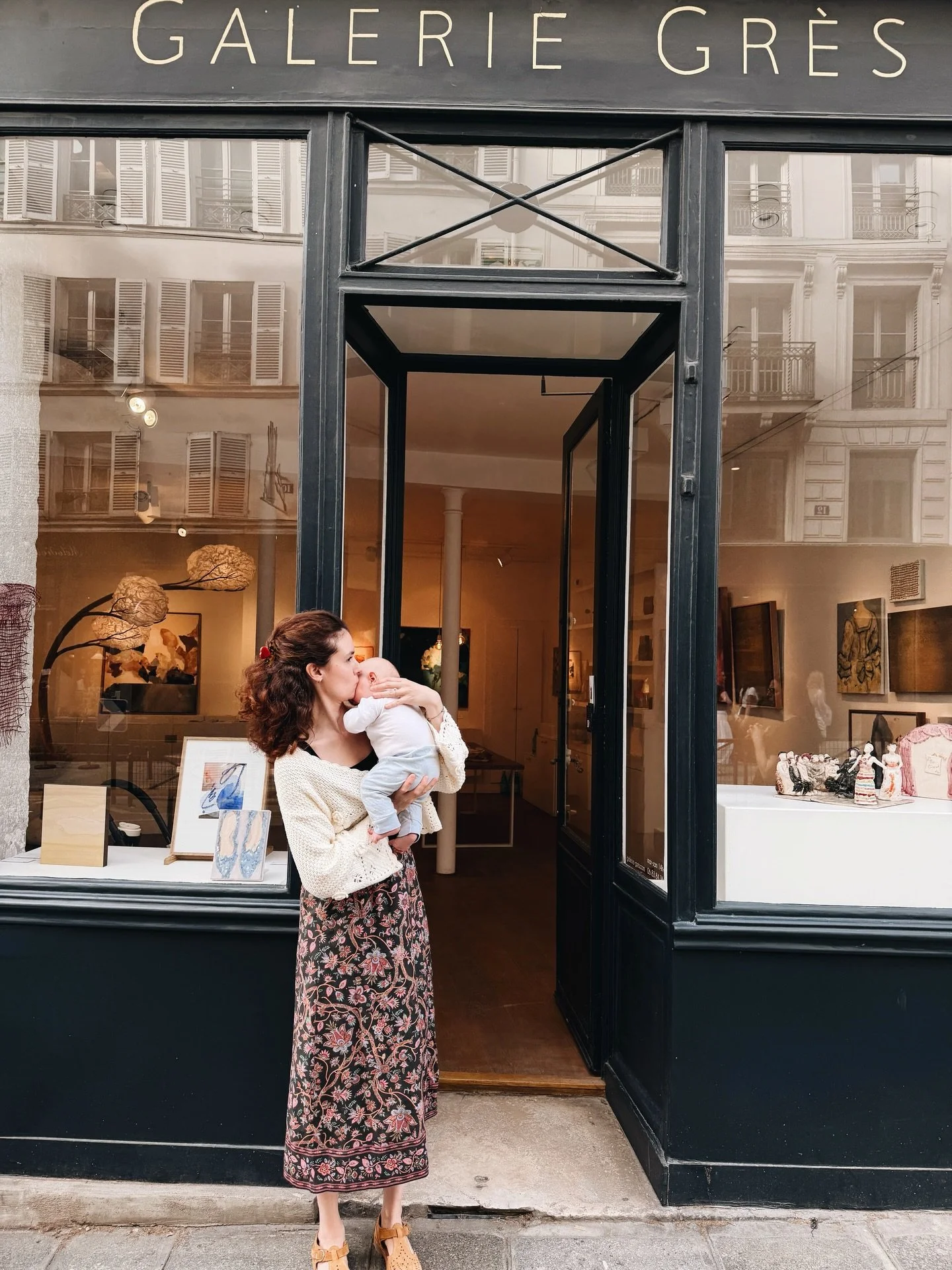 VIBRER opened its doors last night &mdash; and something shifted.
Four artists gathered in one of Paris&rsquo;s most quietly extraordinary spaces, to ask what it means to resonate. With others. With a canvas. With a room full of strangers becoming so
