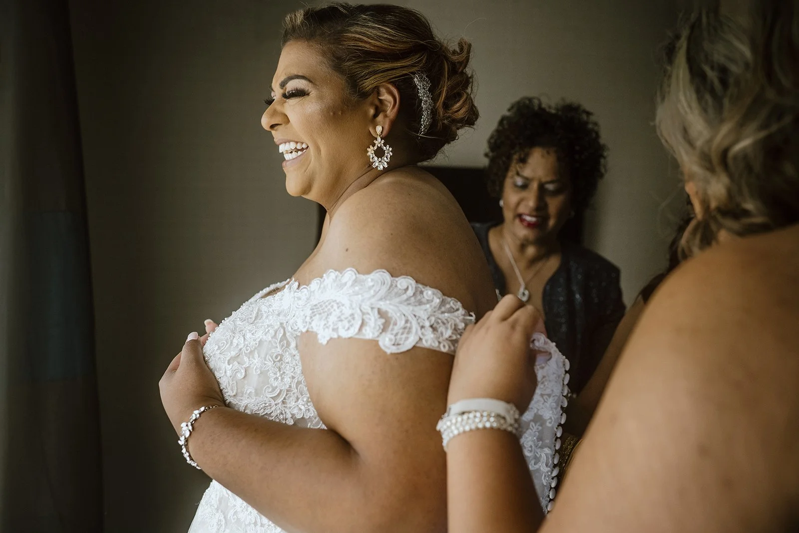 documentary photo of bride getting ready for her wedding in toronto