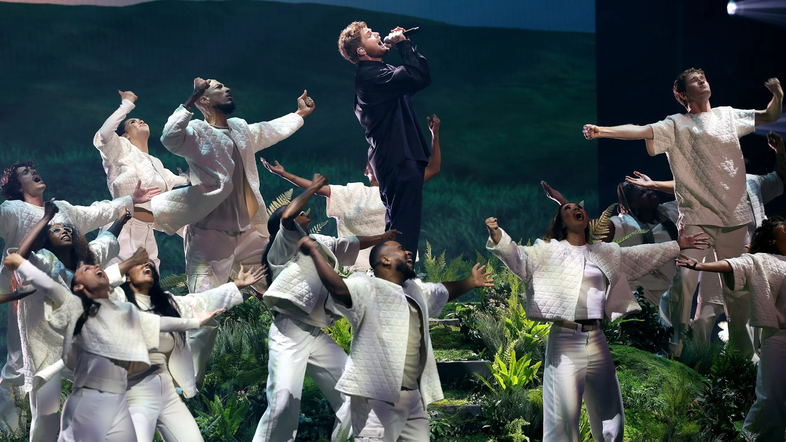 alex-warren-performs-during-the-2025-mtv-video-music-awards-news-photo-1757296782.jpeg