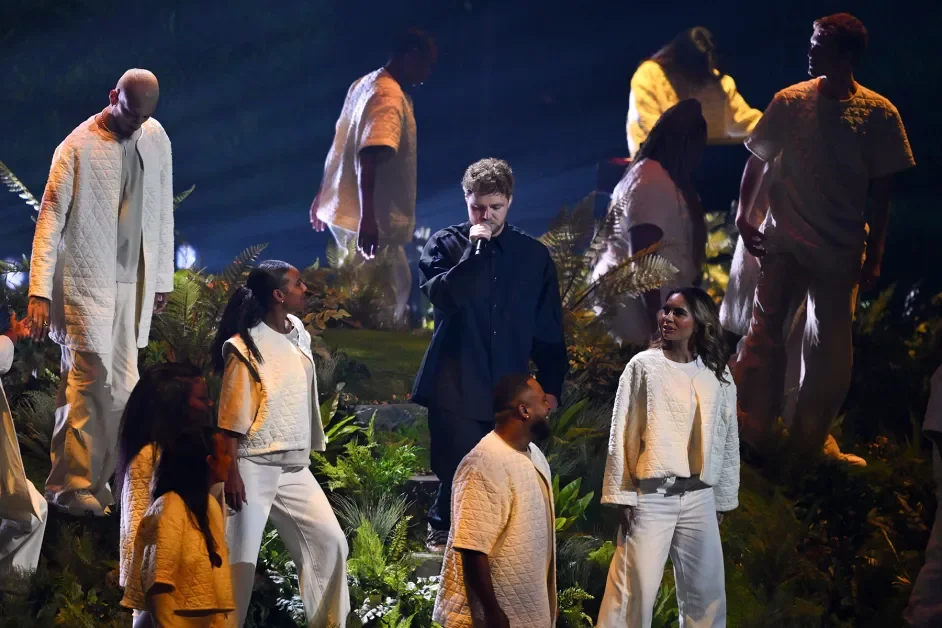 alex-warren-performs-vma-2025-billboard-1800.webp