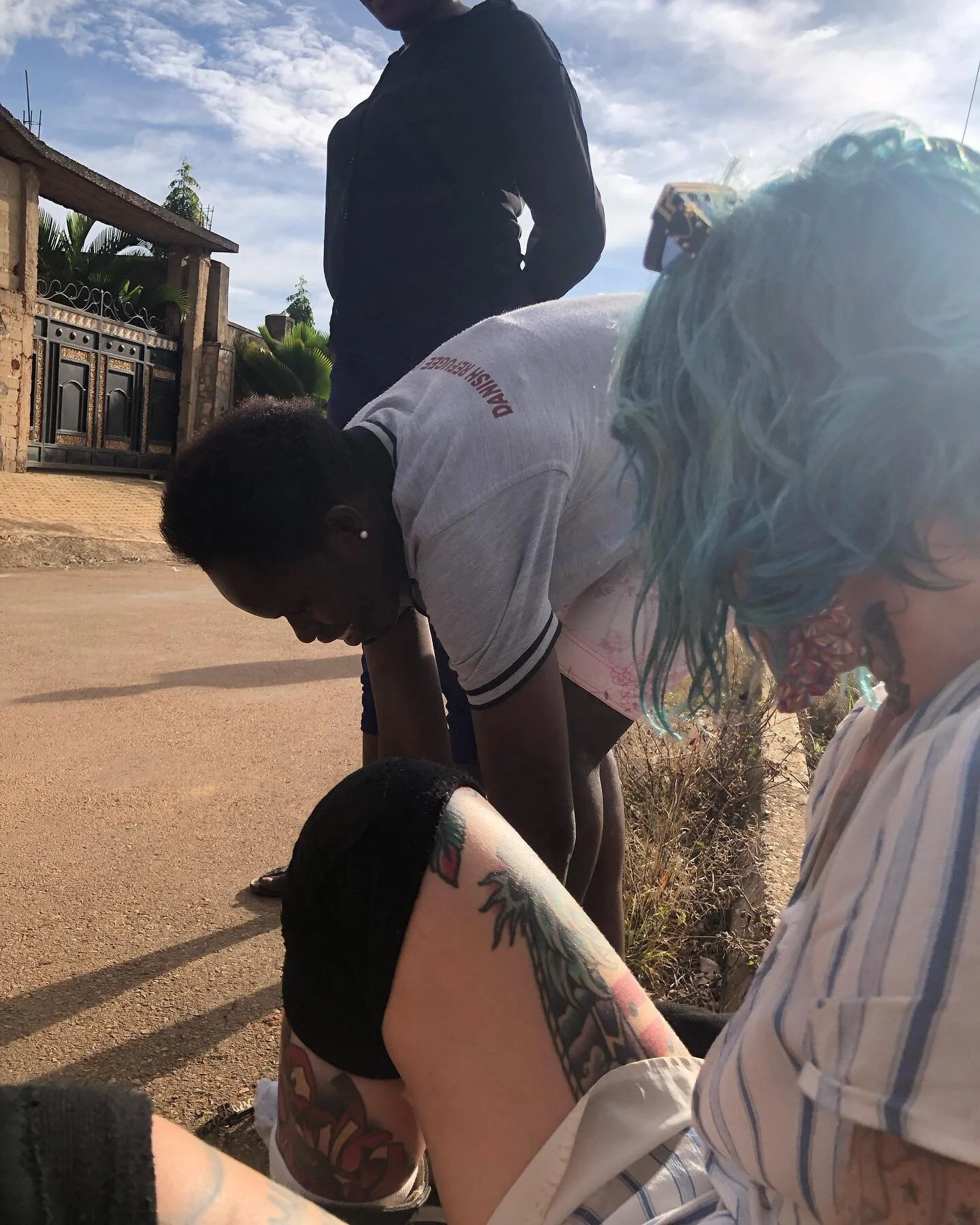 As I was practicing in Kampala , a stranger approached me and guess what! All what she wanted was to try on my skates.. slide the picture to see how it ended ❤️ 😃 #skatingtraining #rollerskating