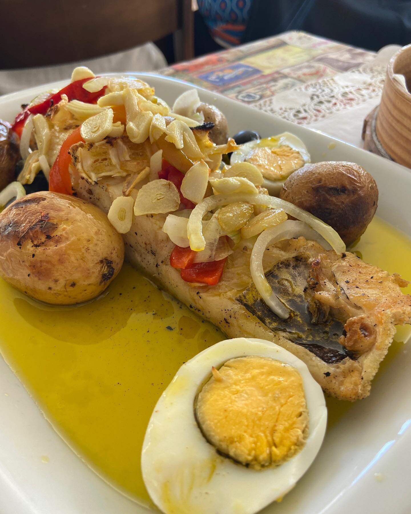 Foodie Friday!
📍Costa de Caparica, 🇵🇹
On the menu 🍽️
🎣Cod with &ldquo;sizzling garlic oil&rdquo;
🍟Homemade fries
🥔Chips that don&rsquo;t translate
🐟Grilled sea bream
🍩Pastry with walnuts and raisins
🥩Steak dinner
🍷Vinho Verde 
🐓Coal roast