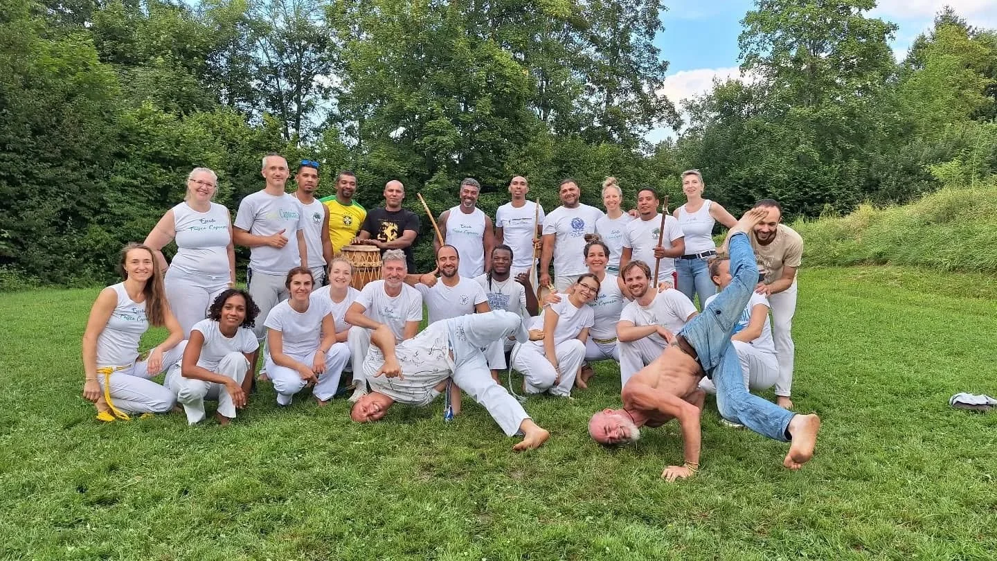 🇧🇷 Este ano, at&eacute; a chuva parou logo antes do in&iacute;cio do evento. N&oacute;s nos divertimos muito jogando capoeira, construindo instrumentos, fazendo m&uacute;sica e aprendendo muito uns com os outros. Agrade&ccedil;emos todos que tirara