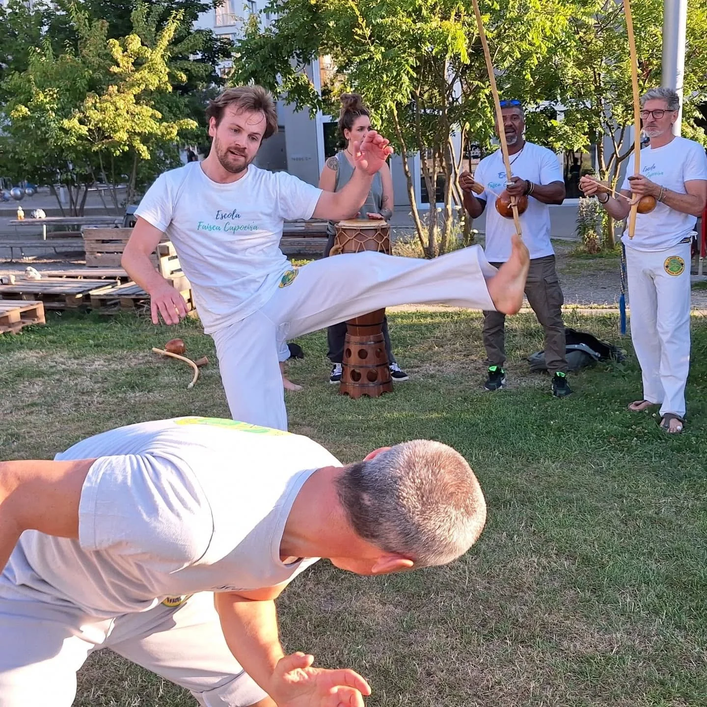 🇧🇷🌞A nossa roda de treino com churrasco depois - esse &egrave; o ver&atilde;o que a gente gosta!🥗🍗

🇨🇭🌙Eusi Roda mit em Grill denah - das isch en Summer wo eus gfallt!🍄&zwj;🟫🥩

#capoeiraz&uuml;rich #escolafa&iacute;scacapoeira #verao #chur
