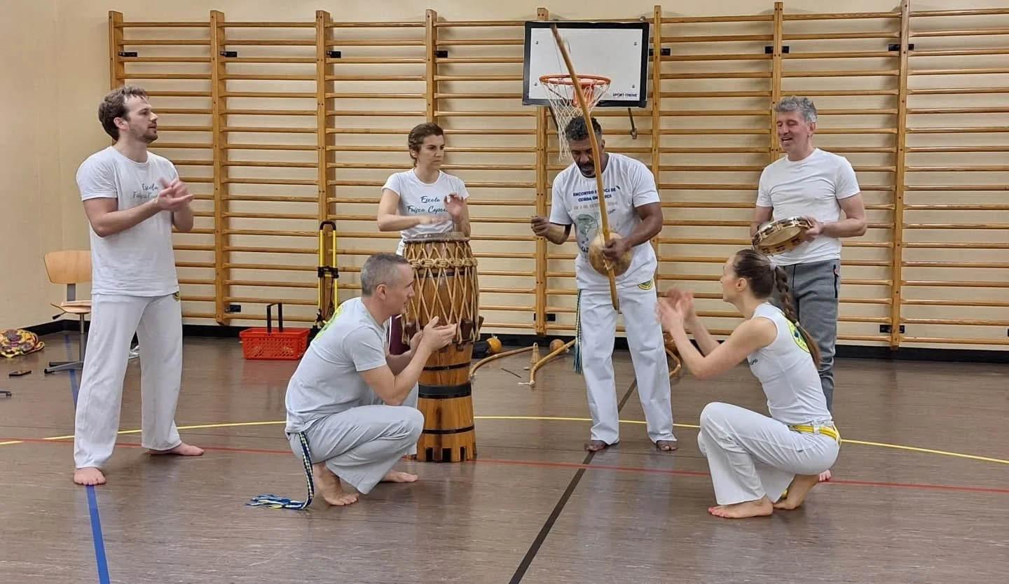🇧🇷 Essa roda de treino foi &ograve;tima 🎉
🇨🇭D'Trainigsroda isch usgzeichnet gsi💥

#capoeiraz&uuml;rich #albisrieden #rodadecapoeira #training