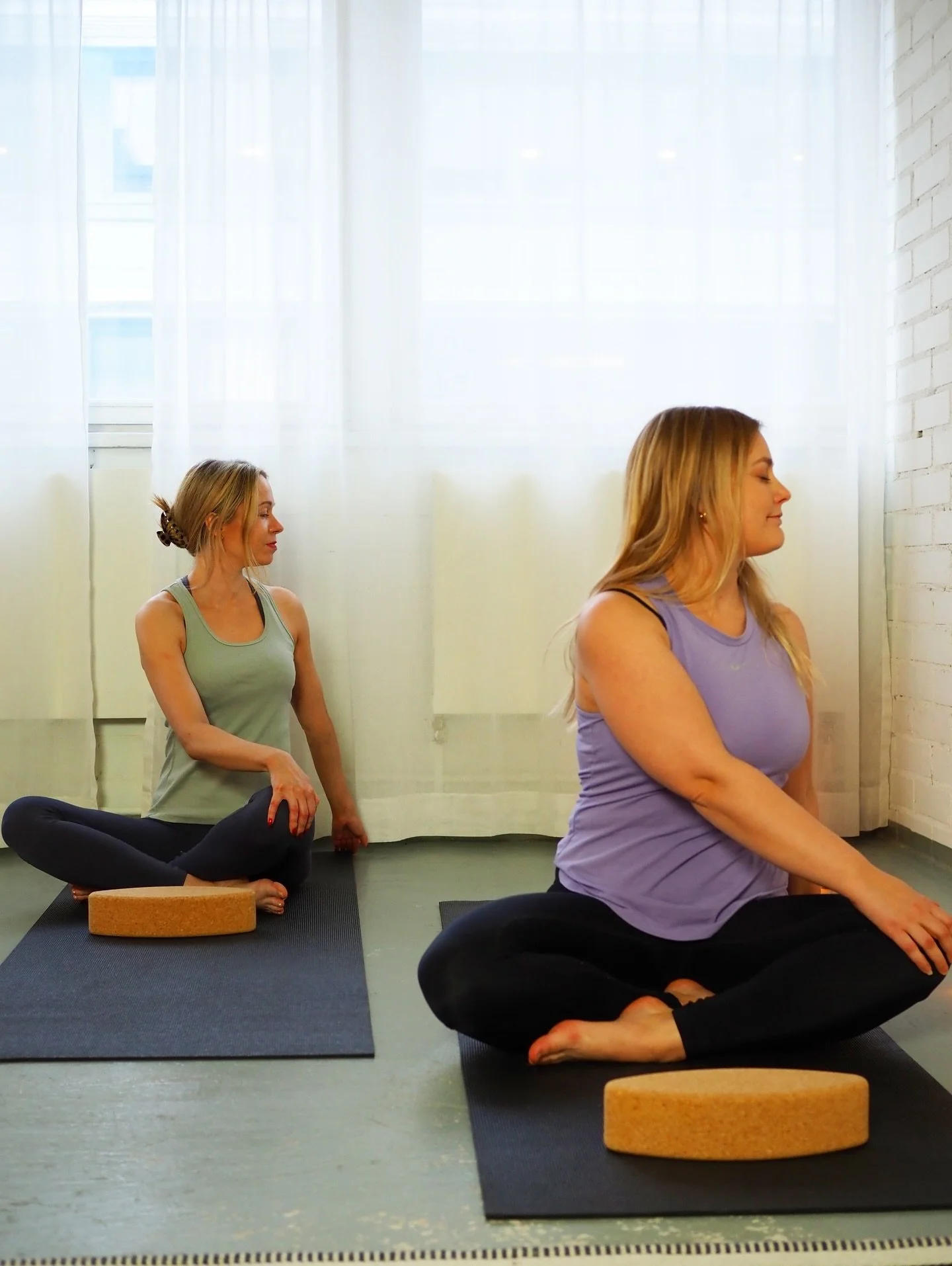 3 syytä, miksi ohjattu joogaharjoitus on todellista arjen luksusta nykyihmisille:
✨ Harjoitus on offline-aikaa, jolloin olet irti kaikista mahdollisista älylaitteista. Kuinka usein olet muutoin vapaa-ajallasi esimerkiksi 60-90 minuuttia ko