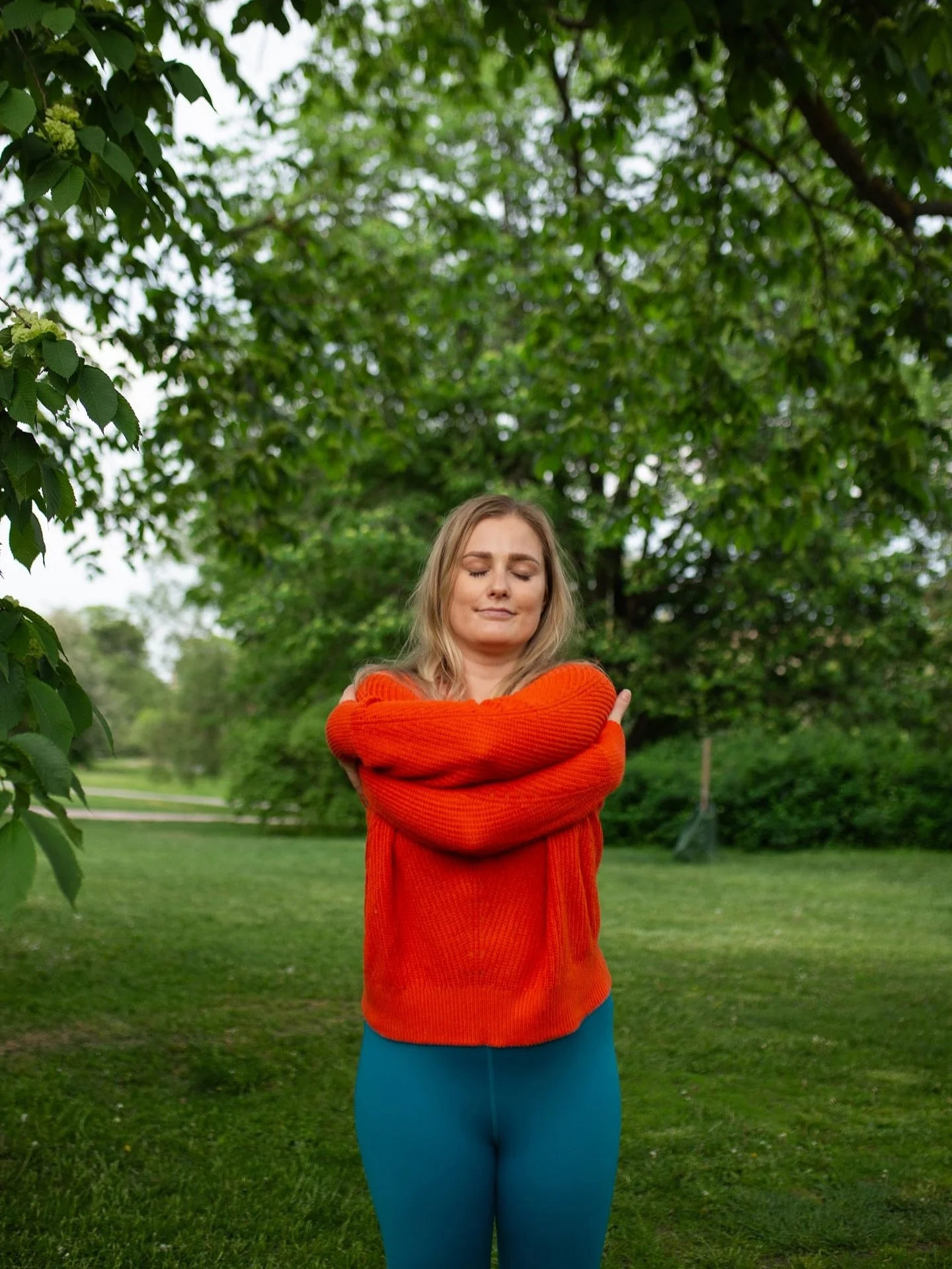 Ympäröivä maailmamme on täynnä uhkia ja pelottavia asioita, joita näemme päivittäin niin uutisissa kuin somessakin. On luonnollista, että se voi aiheuttaa pelkoa ja ahdistusta 🌪️ Paras lääke n&a