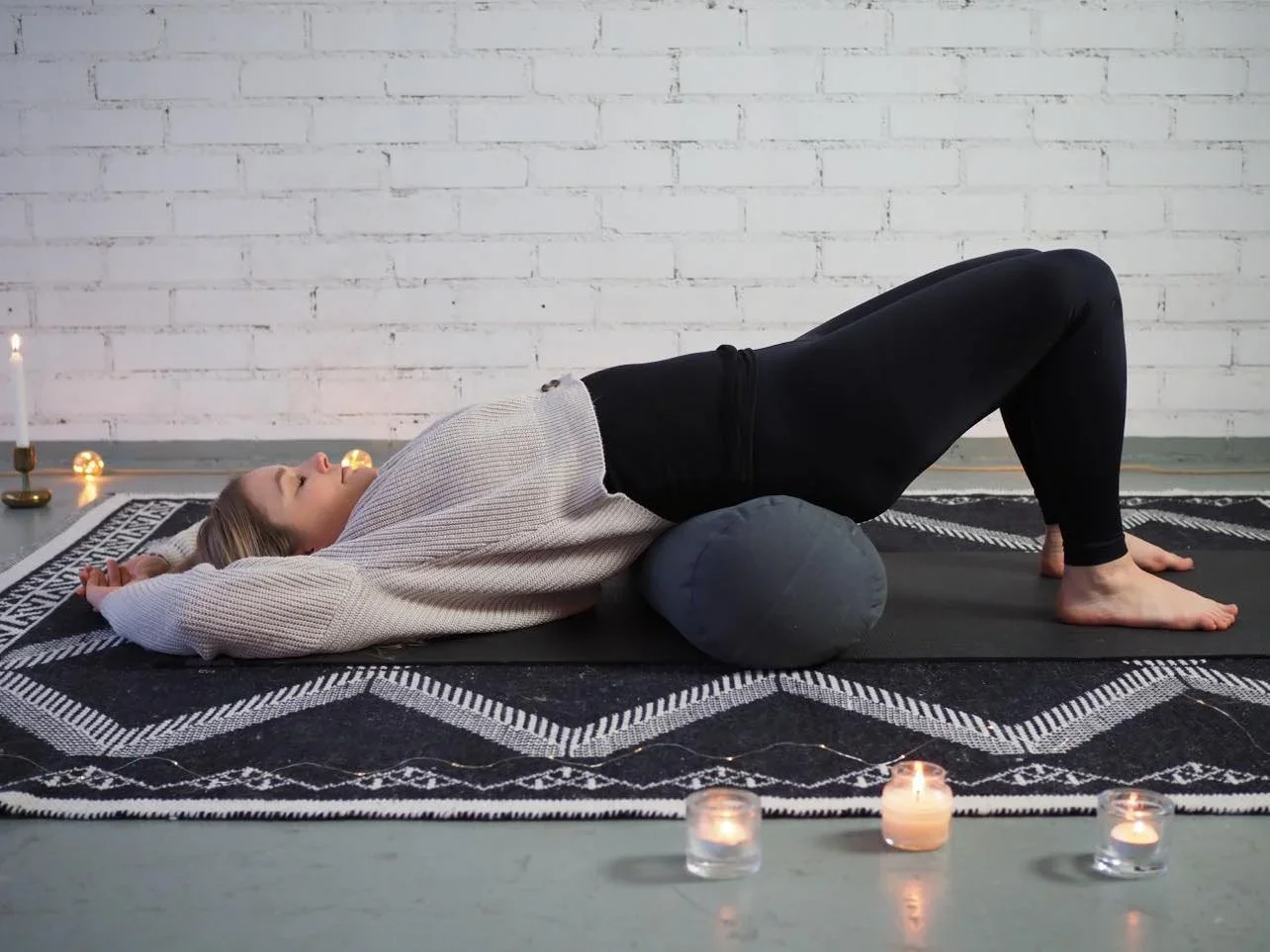 Lempeä Yinjooga + äänimaljarentoutus Etu-Töölössä 4.1.