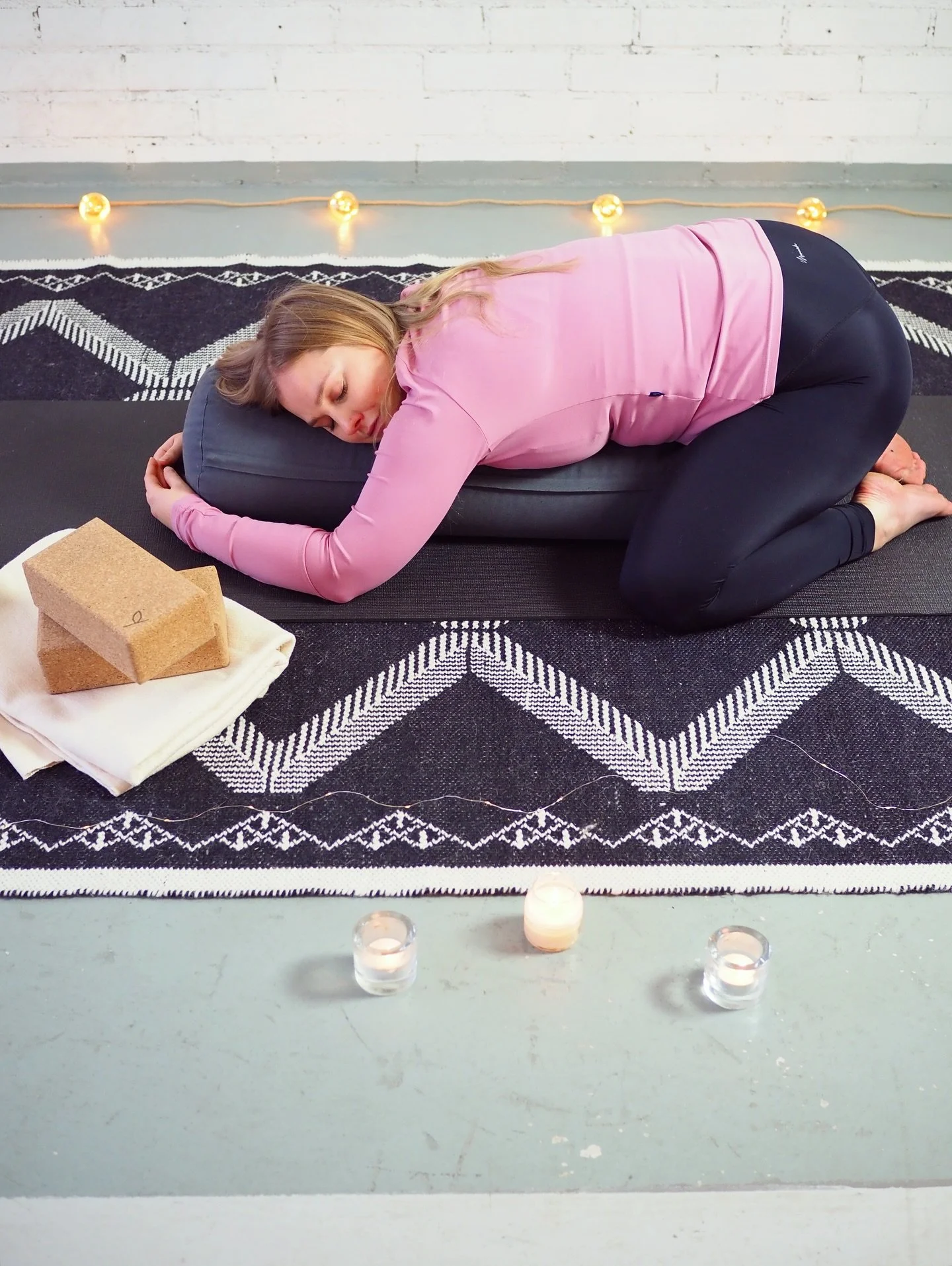 Kellojen siirto ja nopeasti pimentyvät päivät laittavat väsyttämään 😴 Luonto valmistautuu tulevaan talveen: kasvit luopuvat lehdistään, eläimet varastoivat ravintoa talven varalle ja osa käy tal