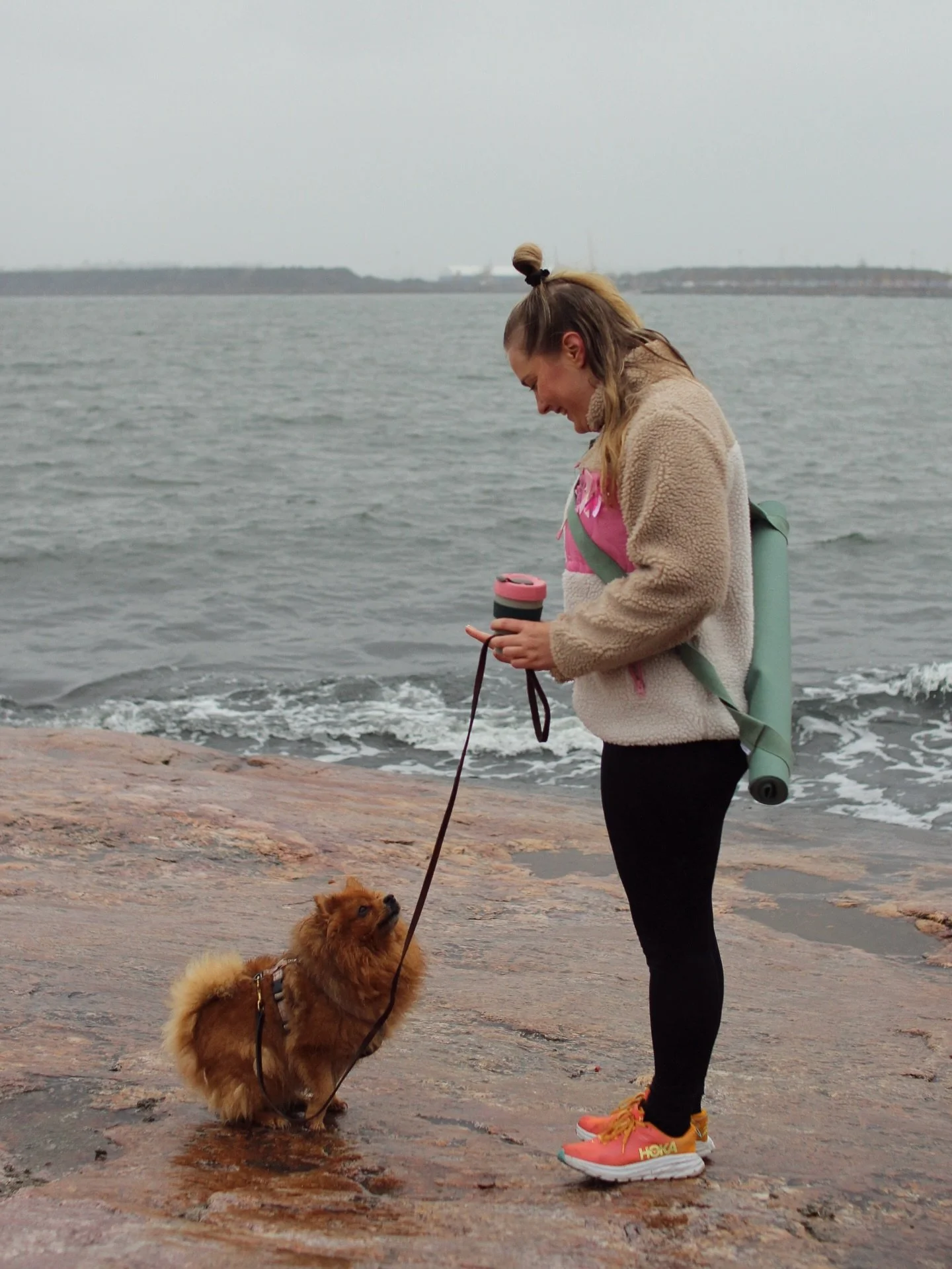 Ihanaa ja lempe&auml;&auml; viikonloppua Hyggejoogan yst&auml;v&auml;t 🤍 Pimeyden keskell&auml; kannattaa ottaa aikaa levolle, hyggeilylle ja asioille, jotka tuovat iloa ja voimia ✨

Ps. Terkkuja my&ouml;s Hyggejoogan assistentilta Fridalta 🐶

#per