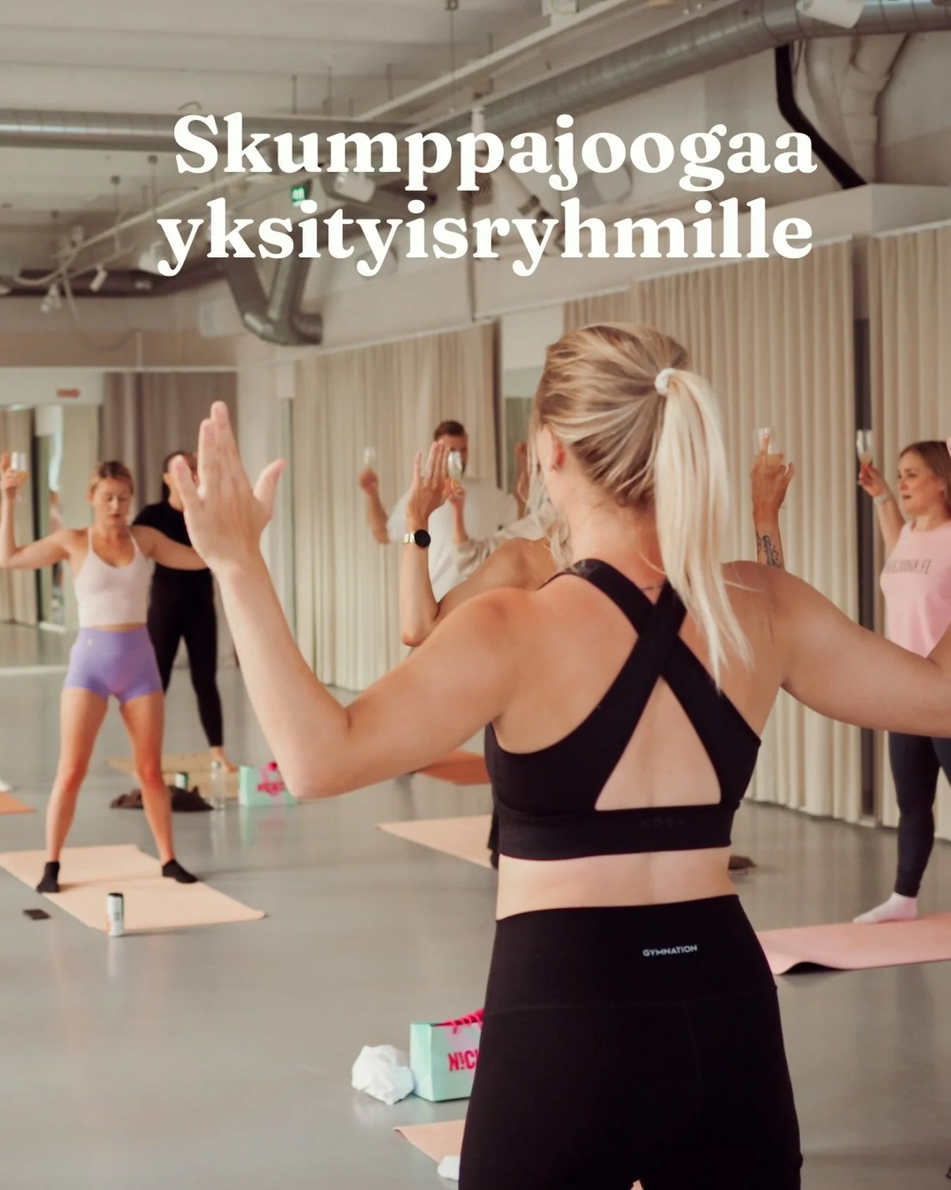 Skumppajooga on kuplivan iloinen ja kaikille sopiva yhteinen aktiviteetti esimerkiksi polttareihin, tyhyp&auml;iv&auml;&auml;n tai vaikka syntt&auml;reille 🥂🧘🏼&zwj;♀️ Hyggejoogan skumppajoogasta ovat nauttineet jo sadat tyytyv&auml;iset asiakasryh