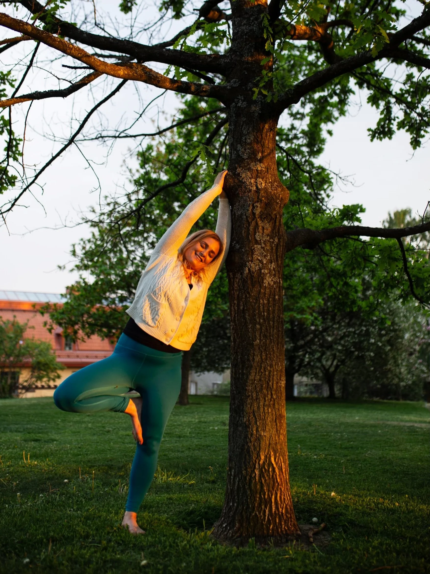 &rdquo;Kultaseni, sinun ei tarvitse olla niin vahva. Katso puita ymp&auml;rill&auml;si. Myrskyn tullen riitt&auml;&auml;, ett&auml; joustaa.&rdquo; -Susanna Jussila 🌳💨

#ajatus #p&auml;iv&auml;najatus #runo #el&auml;m&auml; #hyv&auml;el&auml;m&auml