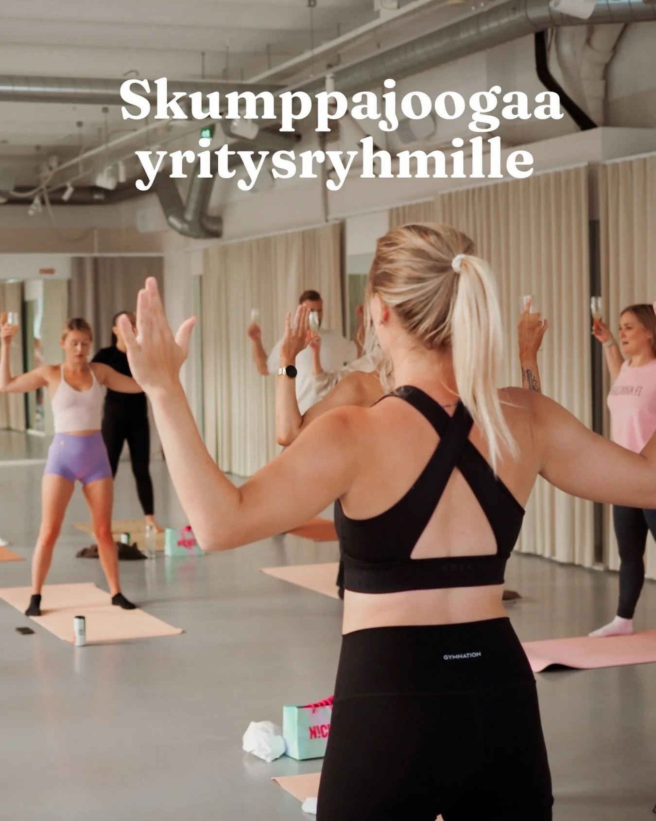 Kuplivan iloinen ja rento, aloittelijayst&auml;v&auml;llinen skumppajooga on t&auml;ydellinen aktiviteetti tiimi-iltaan, tyhyp&auml;iv&auml;&auml;n tai pikkujouluihin 🥂🧘🏼&zwj;♀️🧘🏼 Hyggejoogan rakastetusta skumppajoogatunnista ovat nauttineet jo 