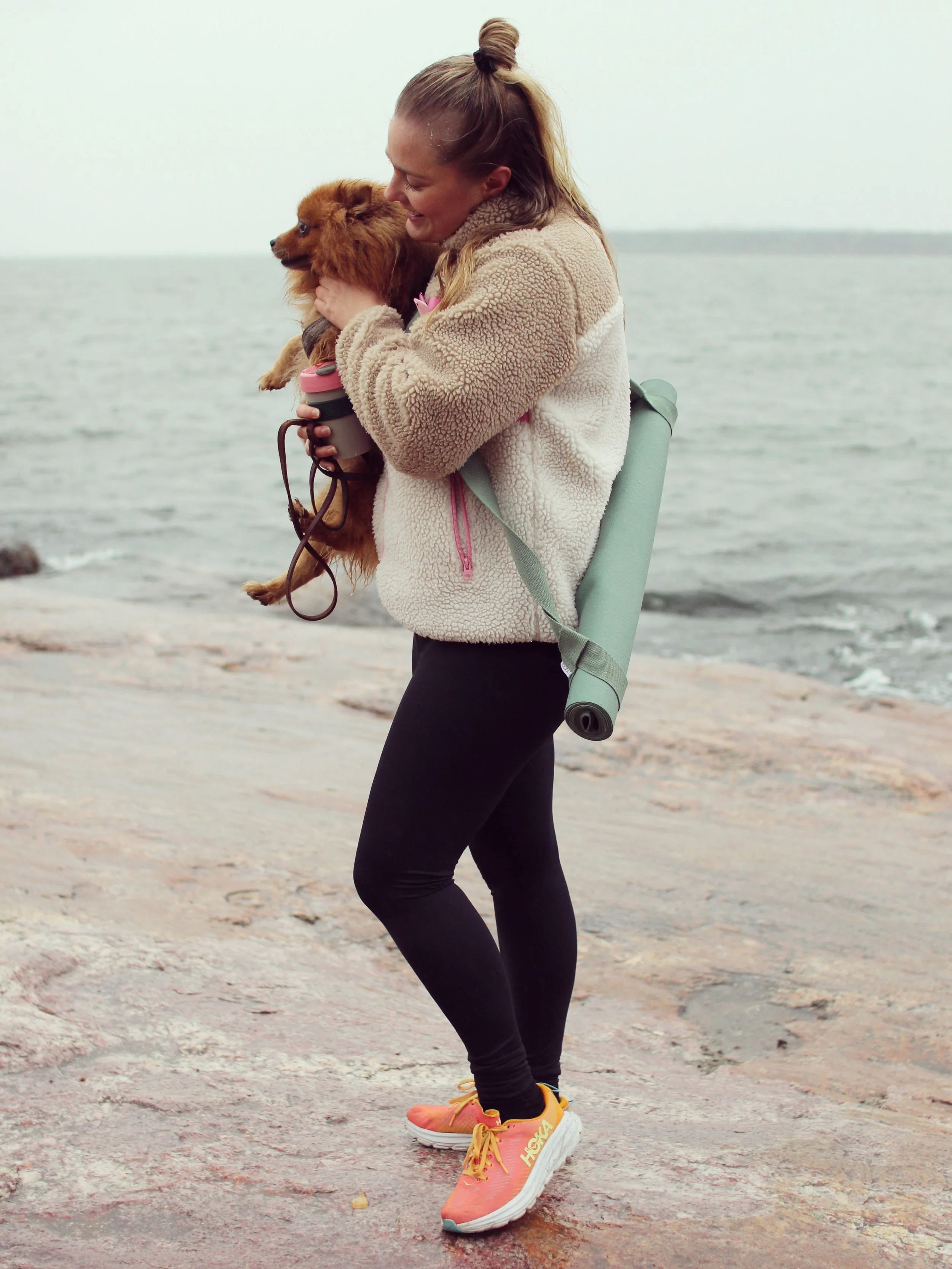 Ihanaa viikonloppua rakkaat Hyggejoogan yst&auml;v&auml;t 💛 Olkoon se t&auml;ynn&auml; lempeytt&auml;, rentoutta ja hyv&auml;&auml; mielt&auml; 🤗

T. Netta &amp; Hyggejoogan karvainen assari Frida 🐶

Ps. Ensi viikolla p&auml;&auml;set Hyggejoogan 