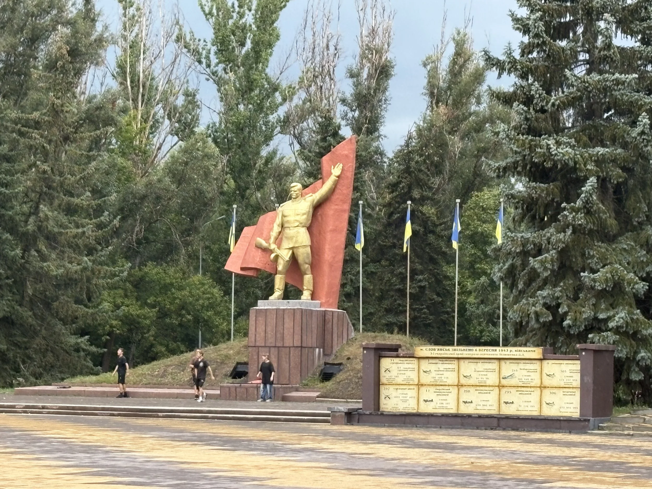 La Croix: “Ici, c’est l’Ukraine”-à Sloviansk, dans le Donbass, la vie continue malgré l’avancée russe