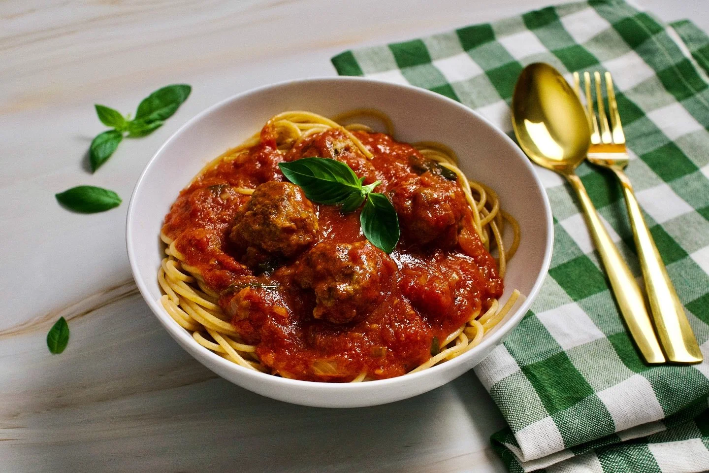 Okay, technically everything I make is comfort food&hellip; but these meatballs? Next level. 🍝 Slow-cooked, saucy, and perfect with pasta.   👉 Grab the recipe from the link in bio!

#slowcookermeals #italianstylemeatballs #comfortfoodrecipes #easyw
