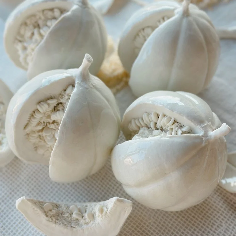 Champignons blancs coupés en deux modèles sur une surface