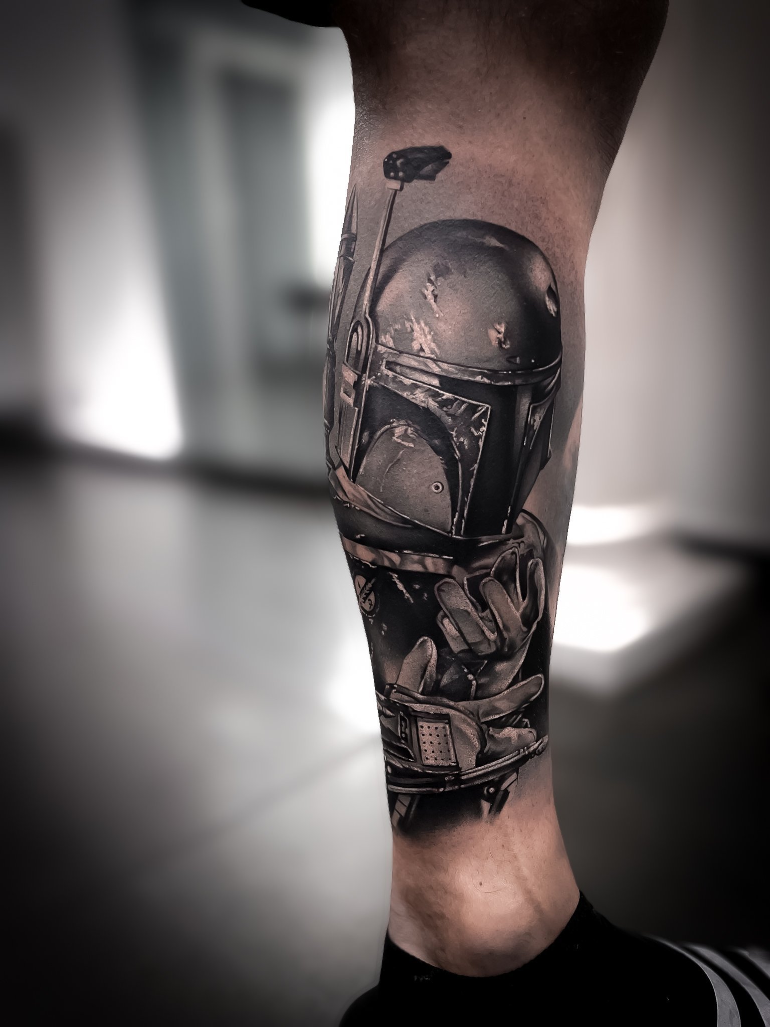 Tattoo im realistischen Black & Grey Stil auf dem Bein – gestochen im Studio Schwarzweisstattoo im Saarland