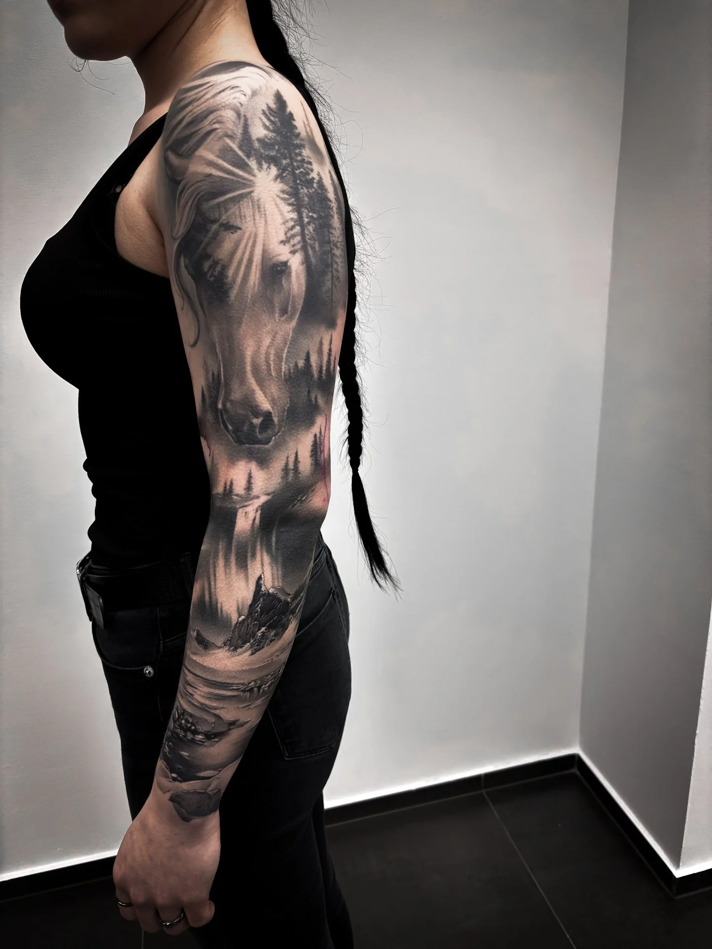 Pferde und Natur Tattoo im realistischen Black & Grey Stil auf dem Arm – gestochen im Studio Schwarzweisstattoo im Saarland