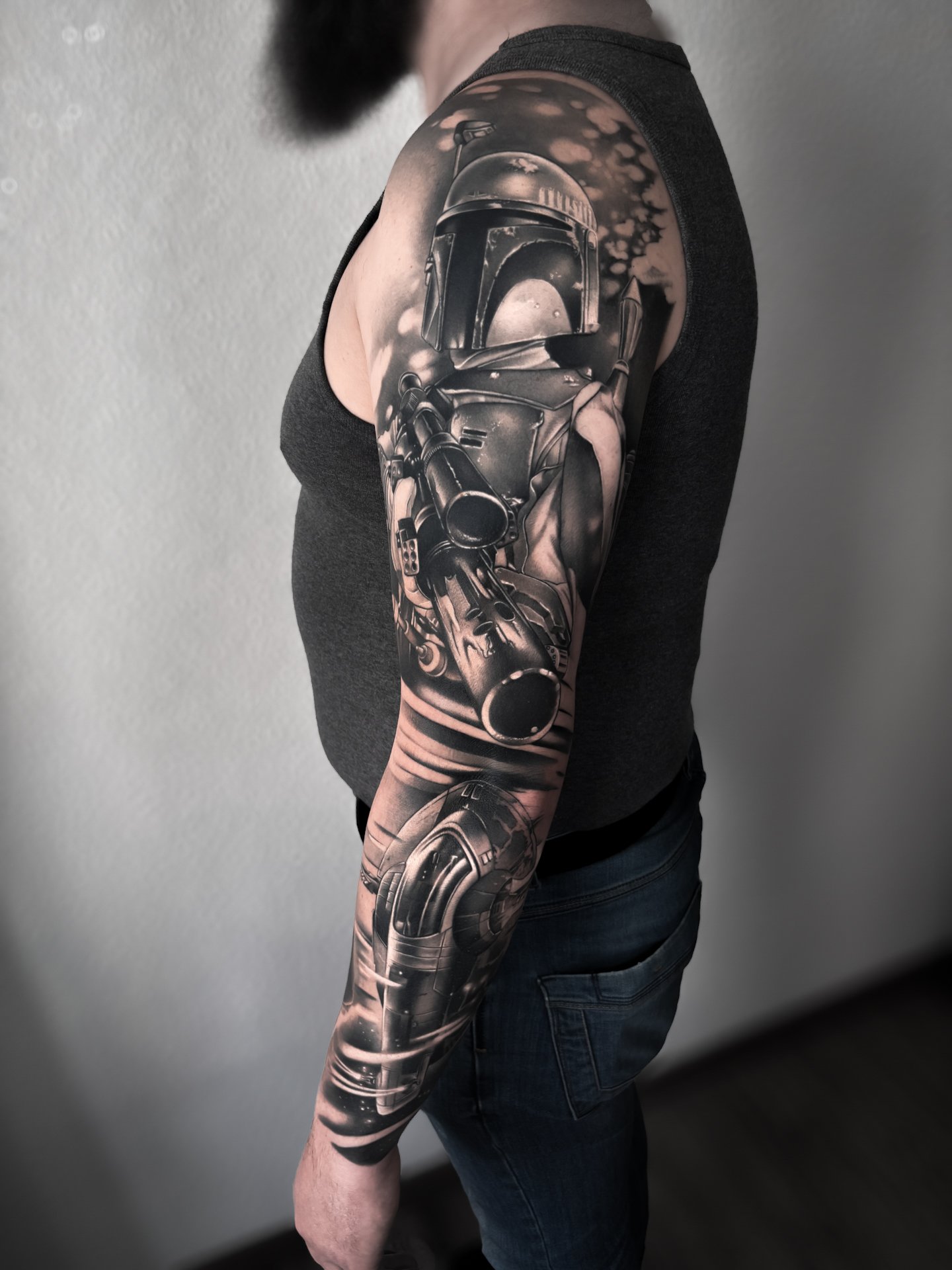 Star Wars Sleeve Tattoo im realistischen Black & Grey Stil – gestochen im Studio Schwarzweisstattoo in der Nähe von Saarlouis im Saarland