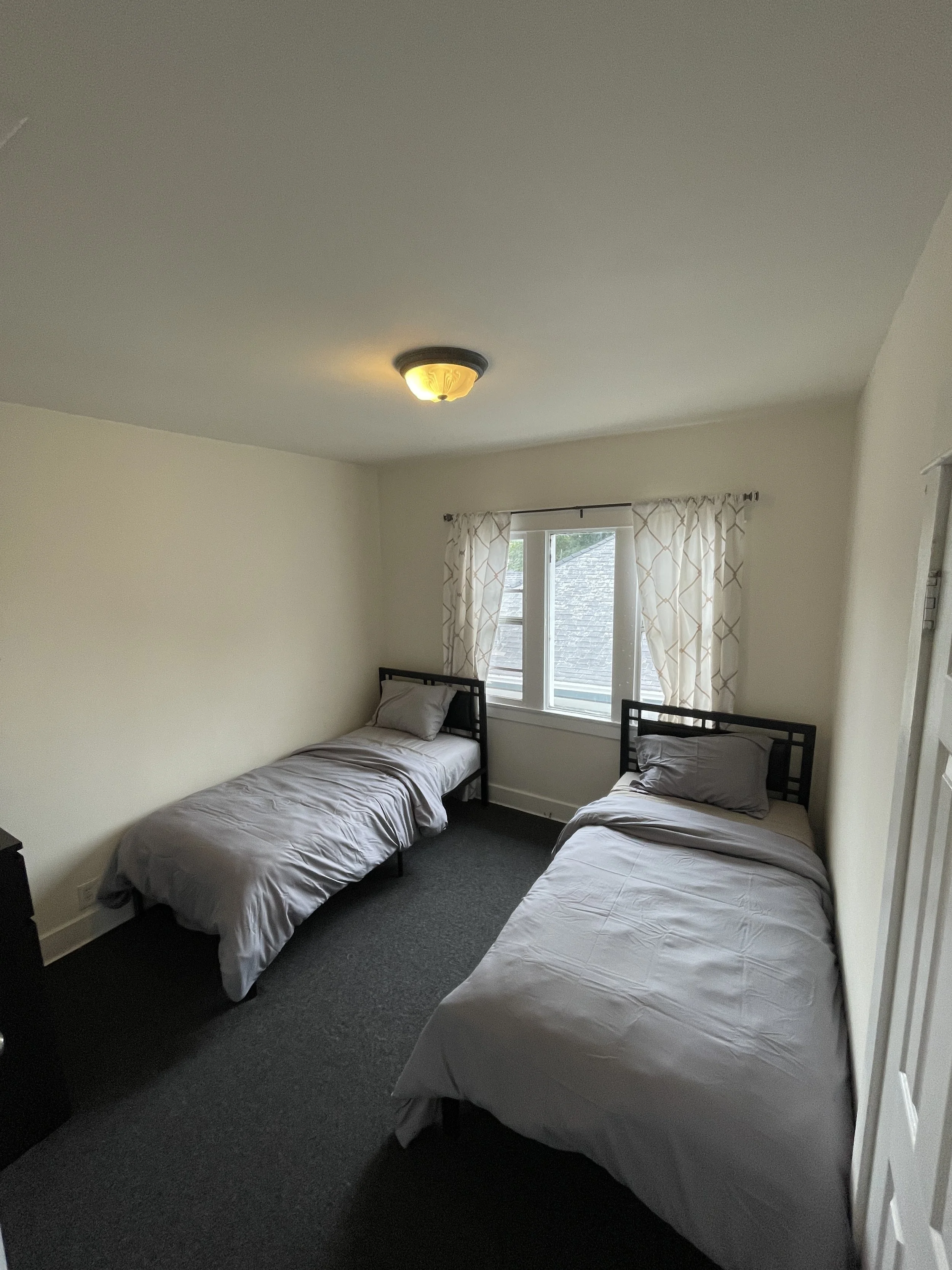 Twin bed bedroom at Solstice Recovery addiction treatment facility in Culver City California providing safe sober living accommodations