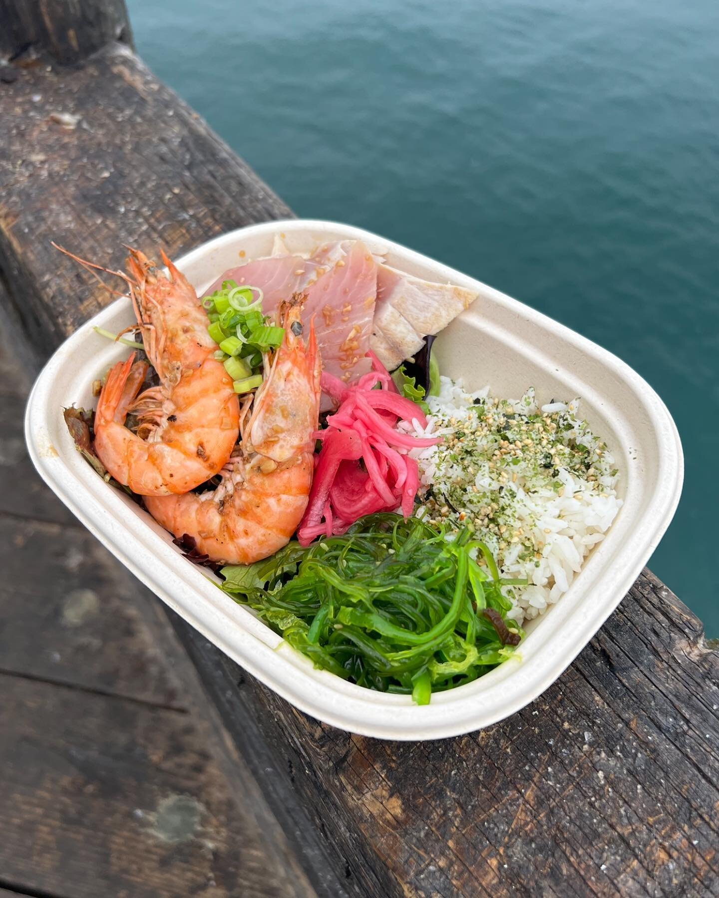 SEAFOOD RICE BOWL 🐟🔥
with seared albacore, yellowtail + prawns, served alongside furikake rice, greens with garlic ponzu, seaweed salad and pickled onions!

up for grabs for grabs this week, until we run out!
courtesy of Chef @rachelyukiko 🔪