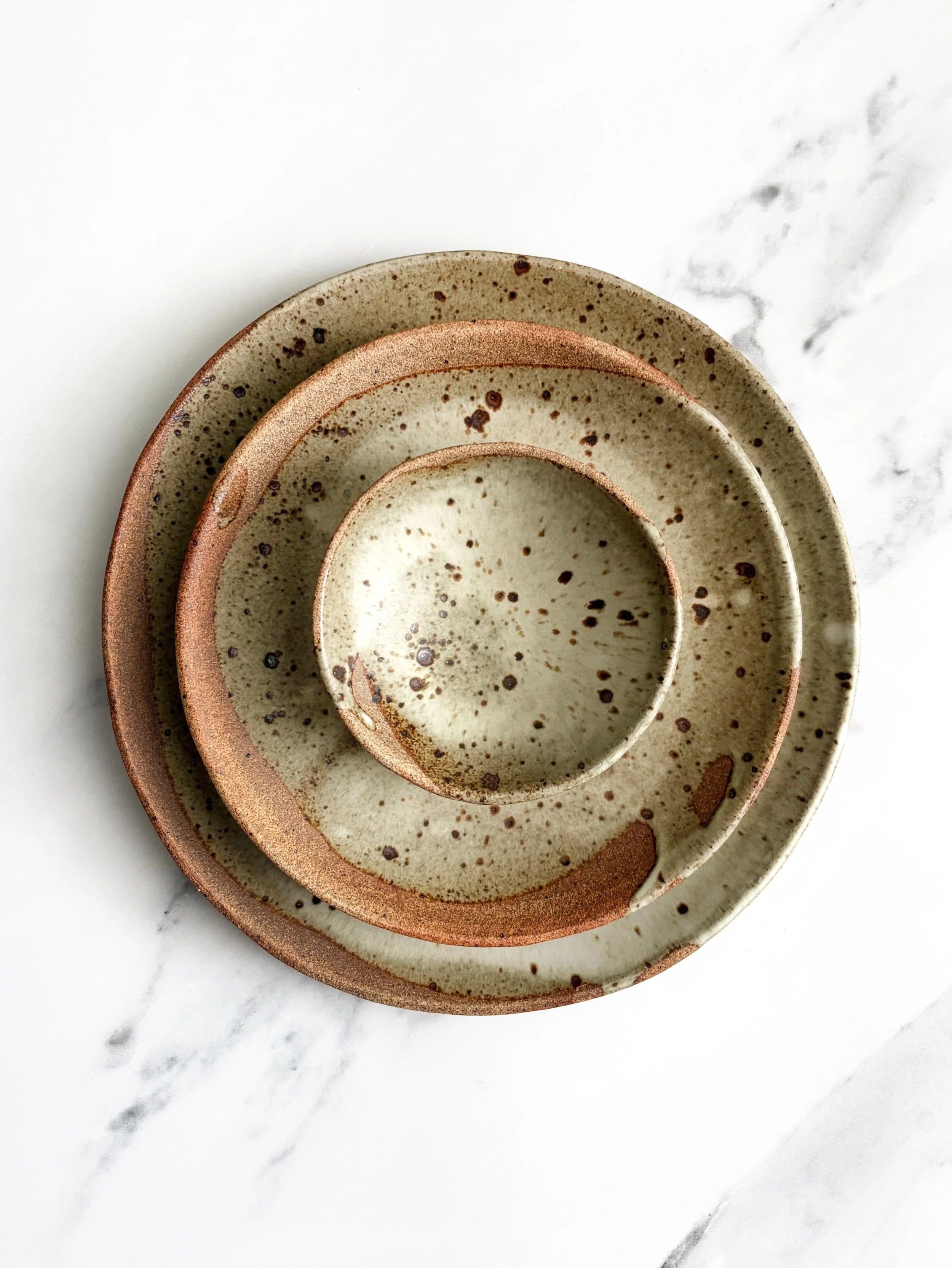 I usually prefer making decorative objects rather than functional ones, but I was so inspired by my time @willowhouse_ I&rsquo;ve been making us a set of dishes. 

Really love that toasty reduction in the @eastsidepotshop gas kiln and the way the whi