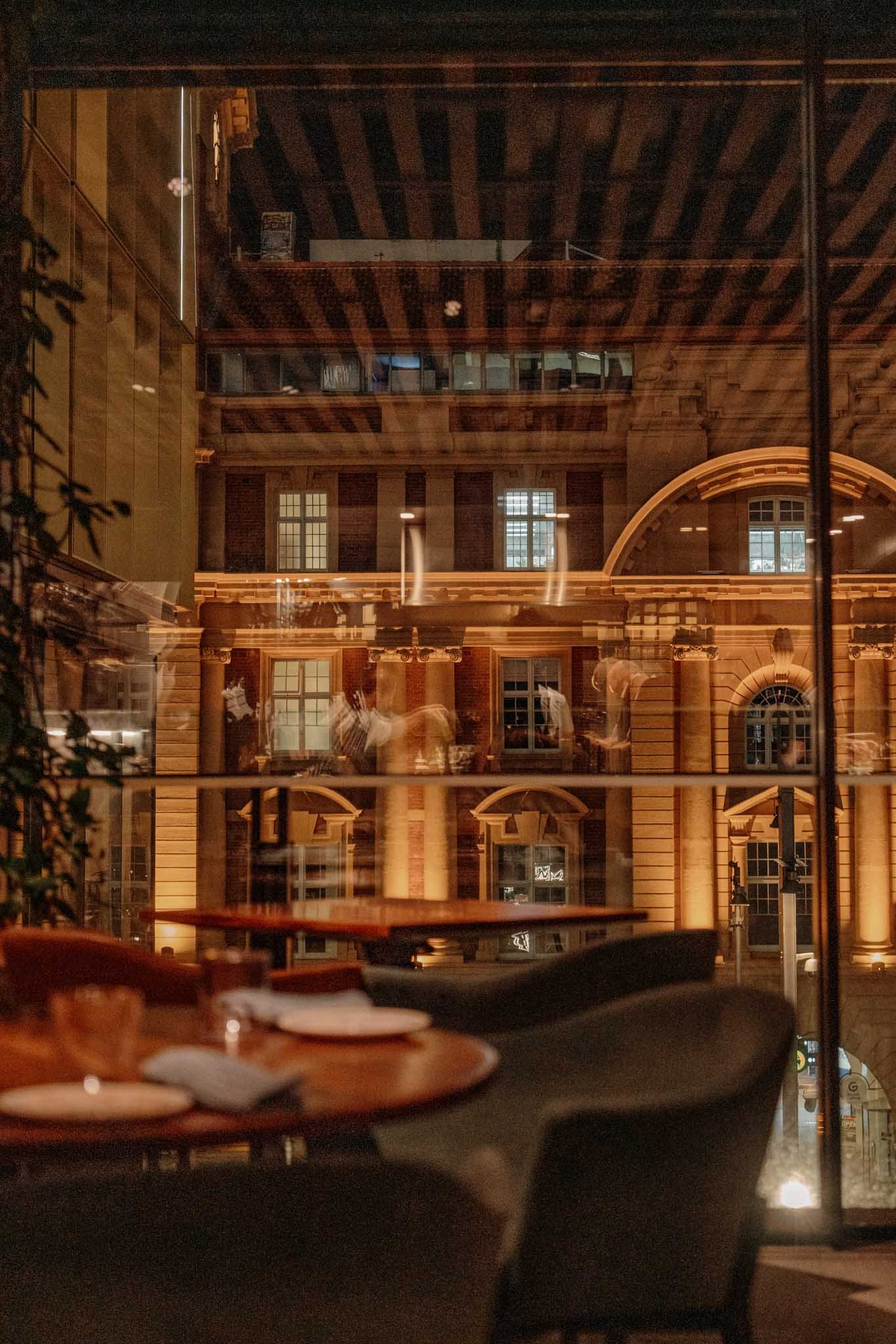 The dining room at Ahi