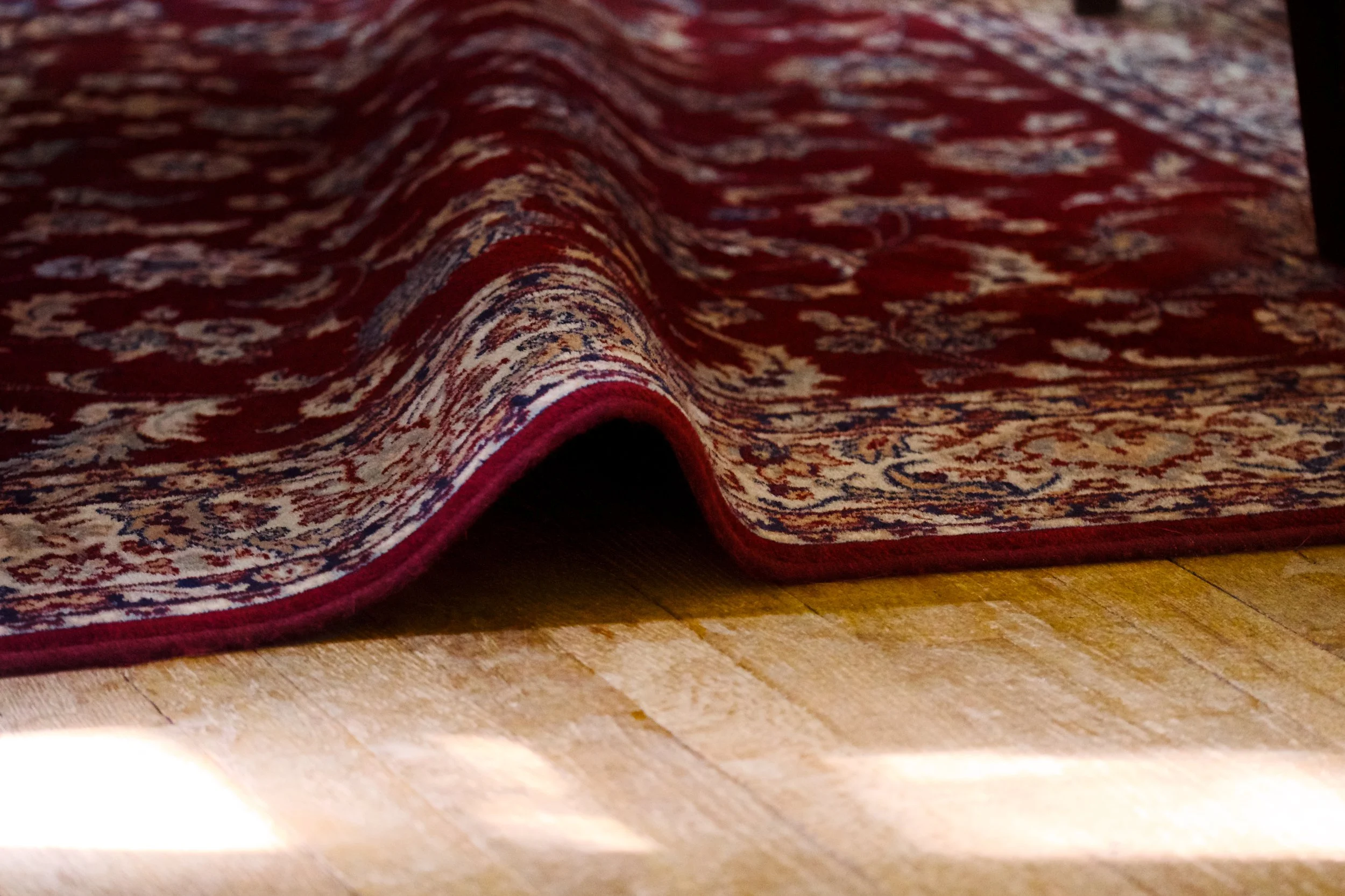 Large area rug with a ripple in the edge