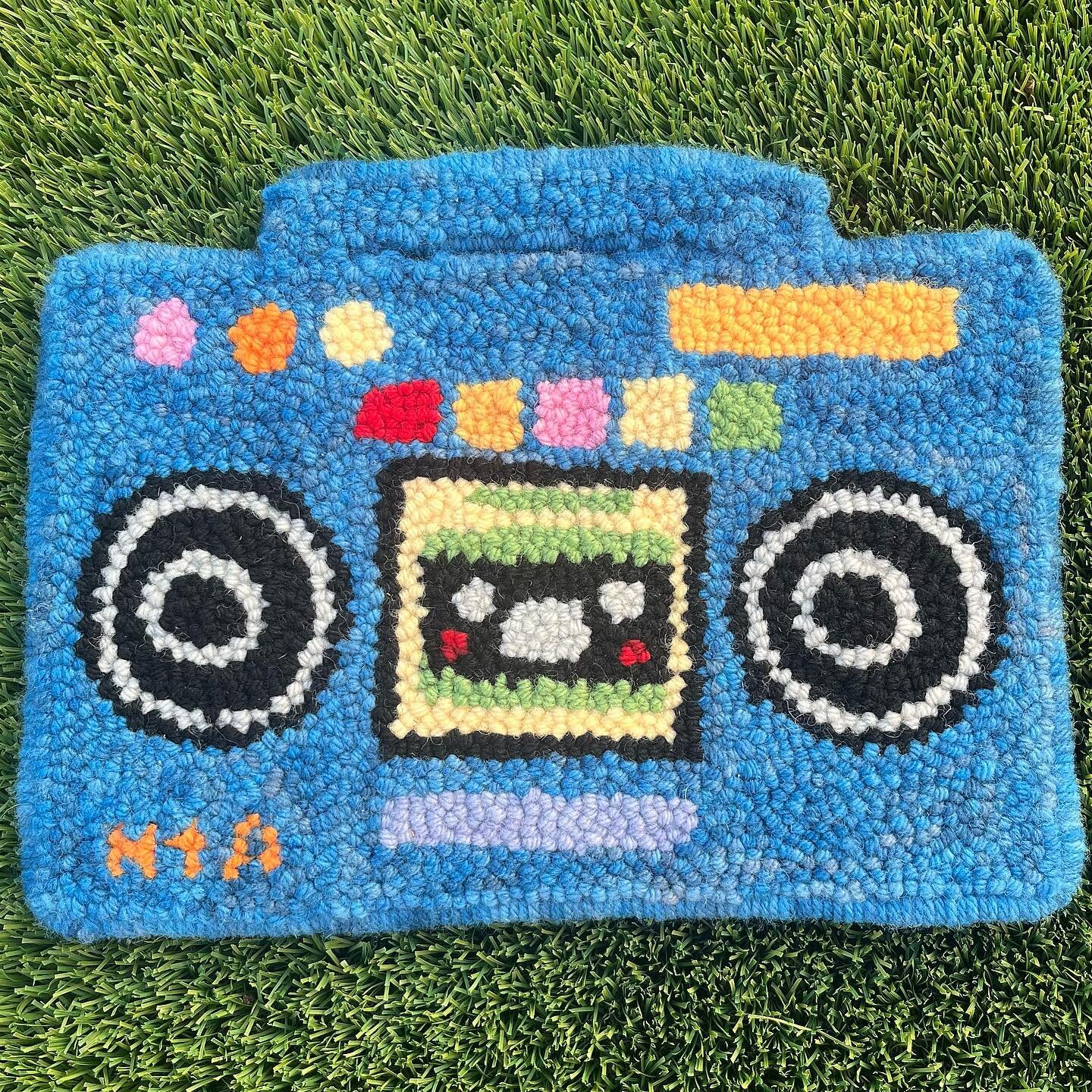 A funky lil stereo for my partner, per his request. Front and back ❤️🎶

#punchneedle #punchneedleart #punchneedlerughooking #storytellerwool #oxfordpunchneedle